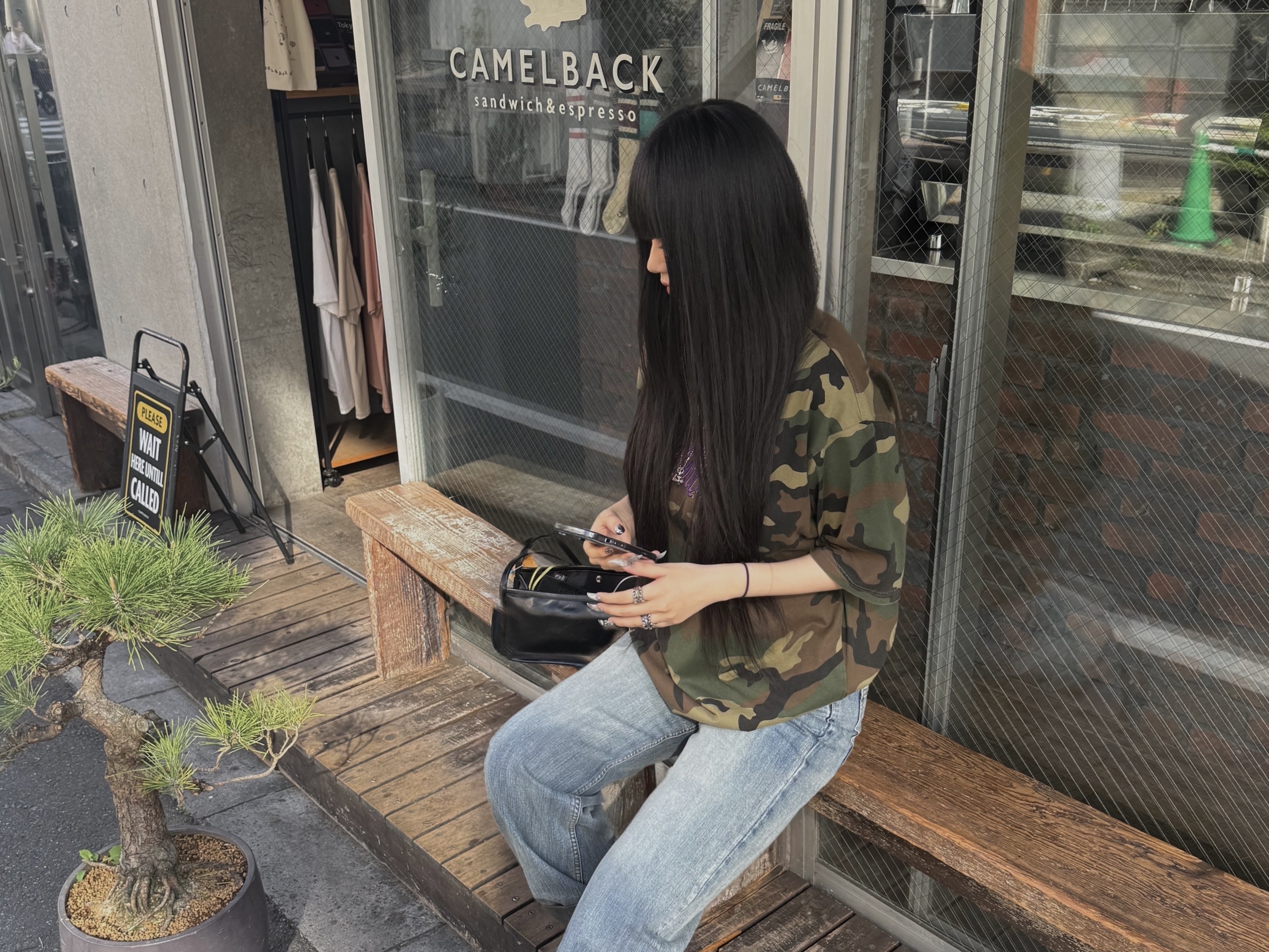 Supreme Raised Script S/S Top Woodland Camo - 26SS 착용 스타일 - 2