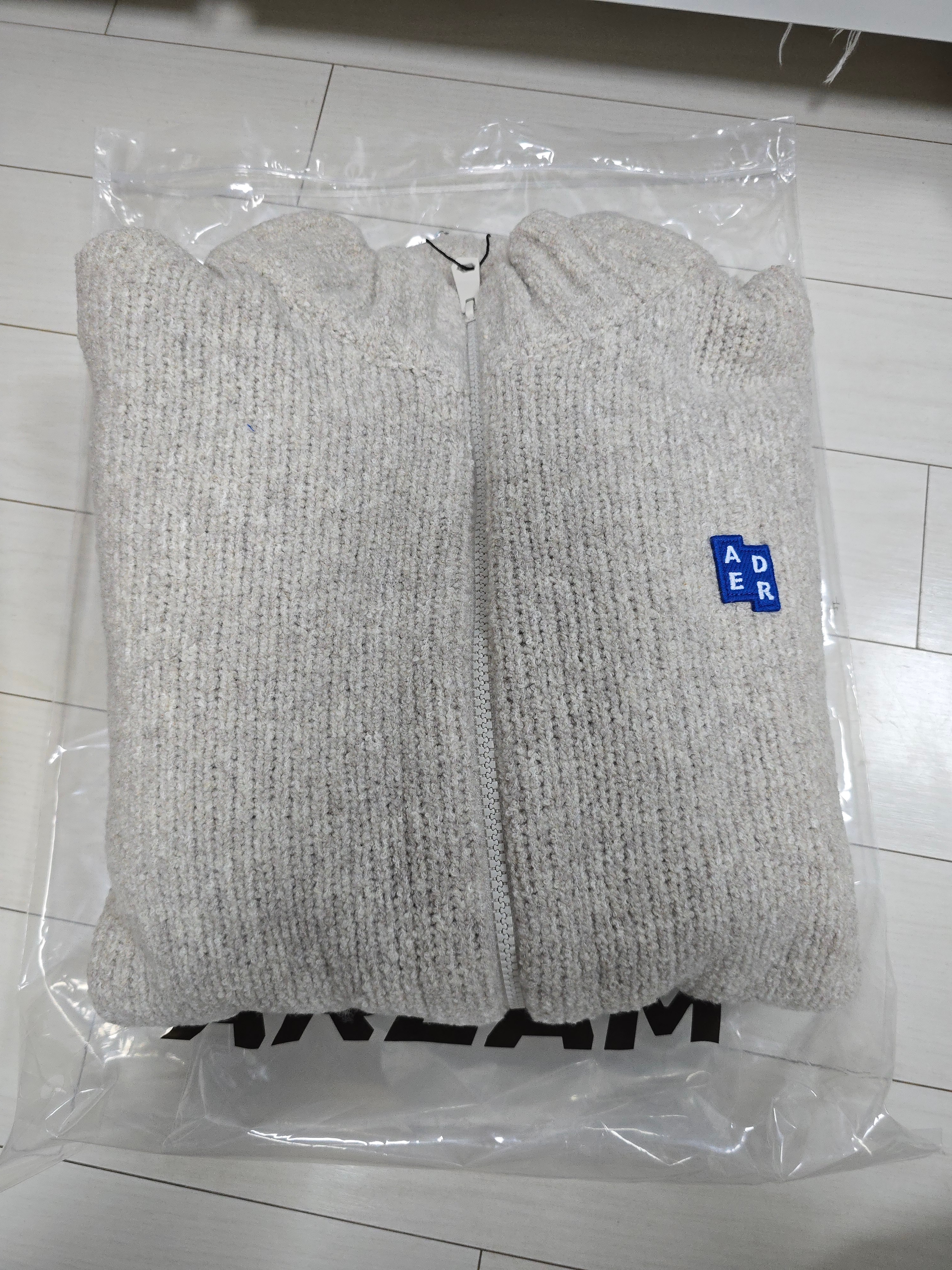 Ader Error Sig; TRS/BL Tag Knit Zip-Up 01 Oatmeal 착용 스타일