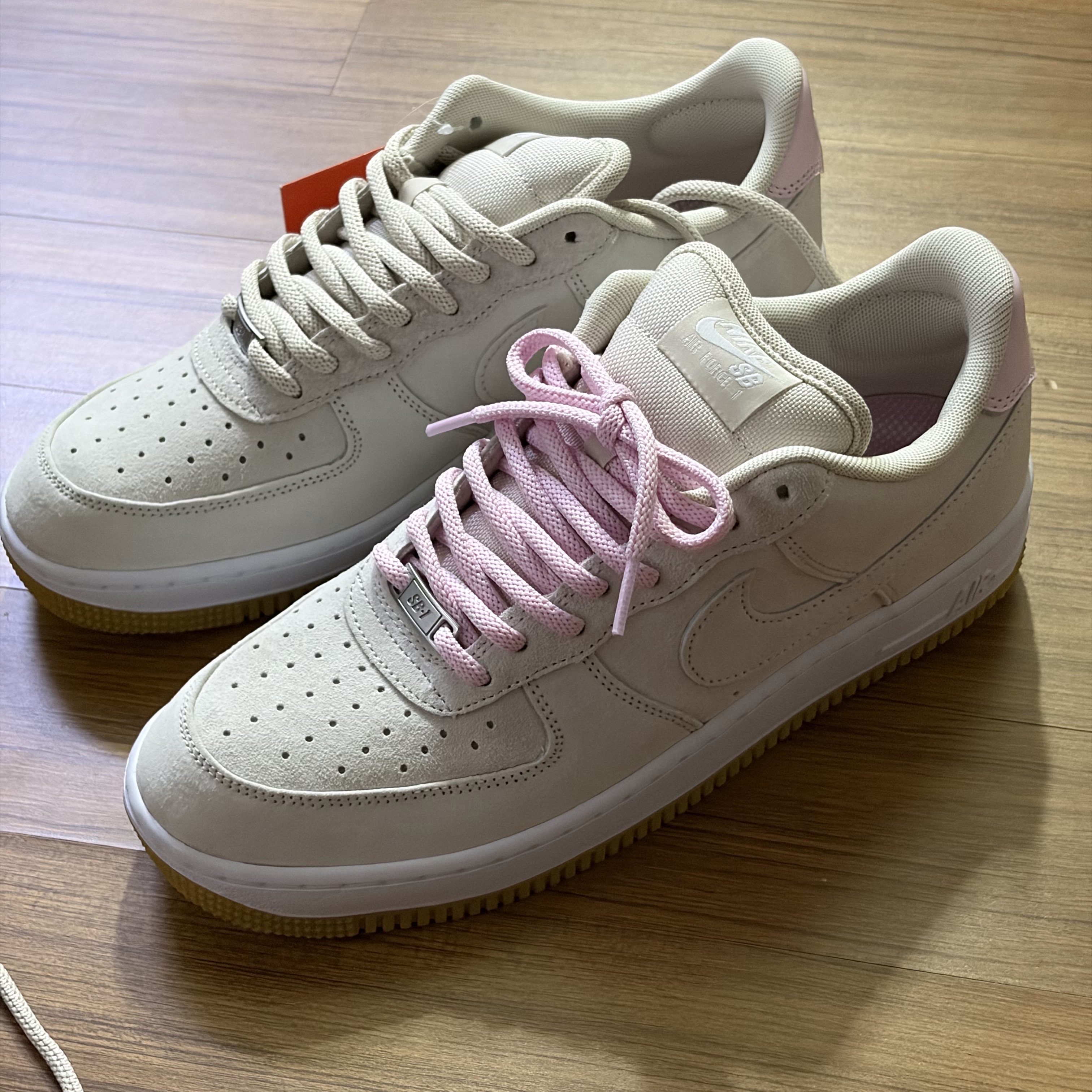 Nike SB Air Force 1 Low Light Orewood Brown and Pink Foam 착용 스타일 - 2