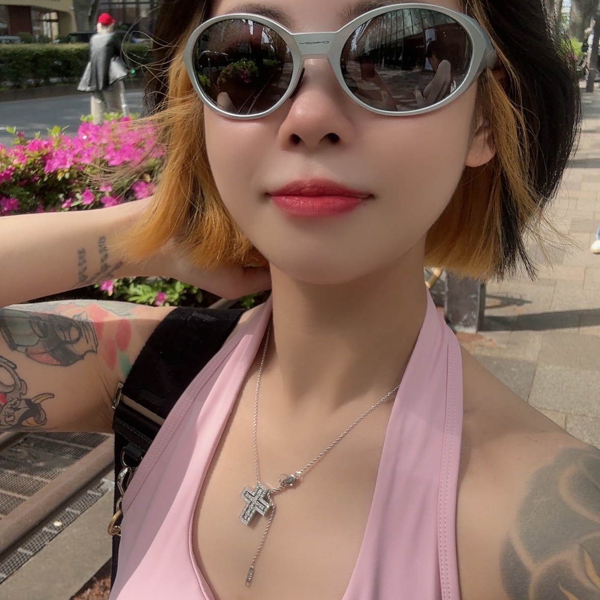 Oakley Eye Jacket Redux Silver Frame Prizm Black Polarized Lenses High Bridge Fit, Prada Re-Nylon and Saffiano Leather Shoulder Bag Black 착용 스타일 - 2