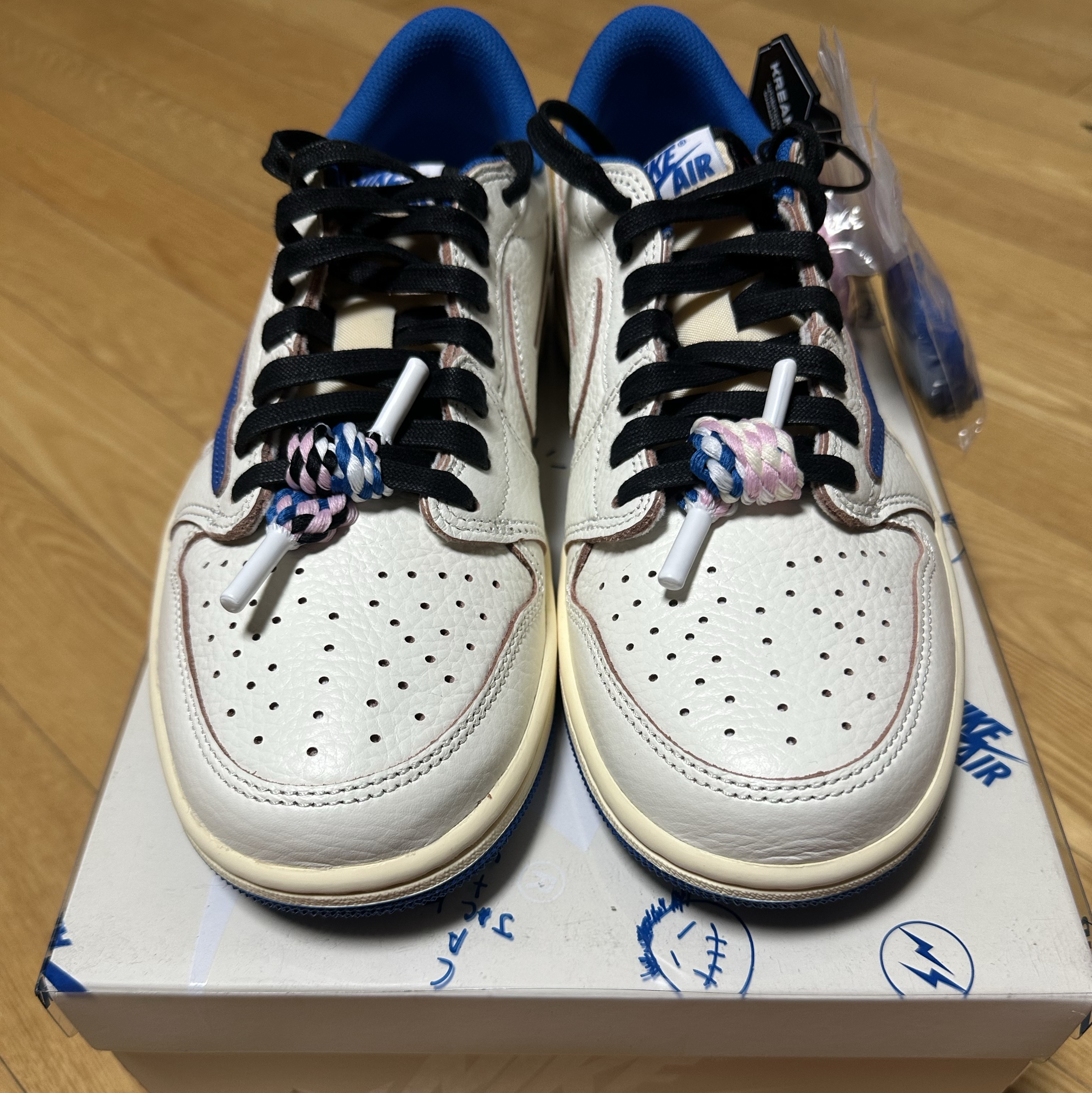 Jordan 1 x Travis Scott x Fragment Retro Low OG SP Sail Military Blue 착용 스타일 - 3
