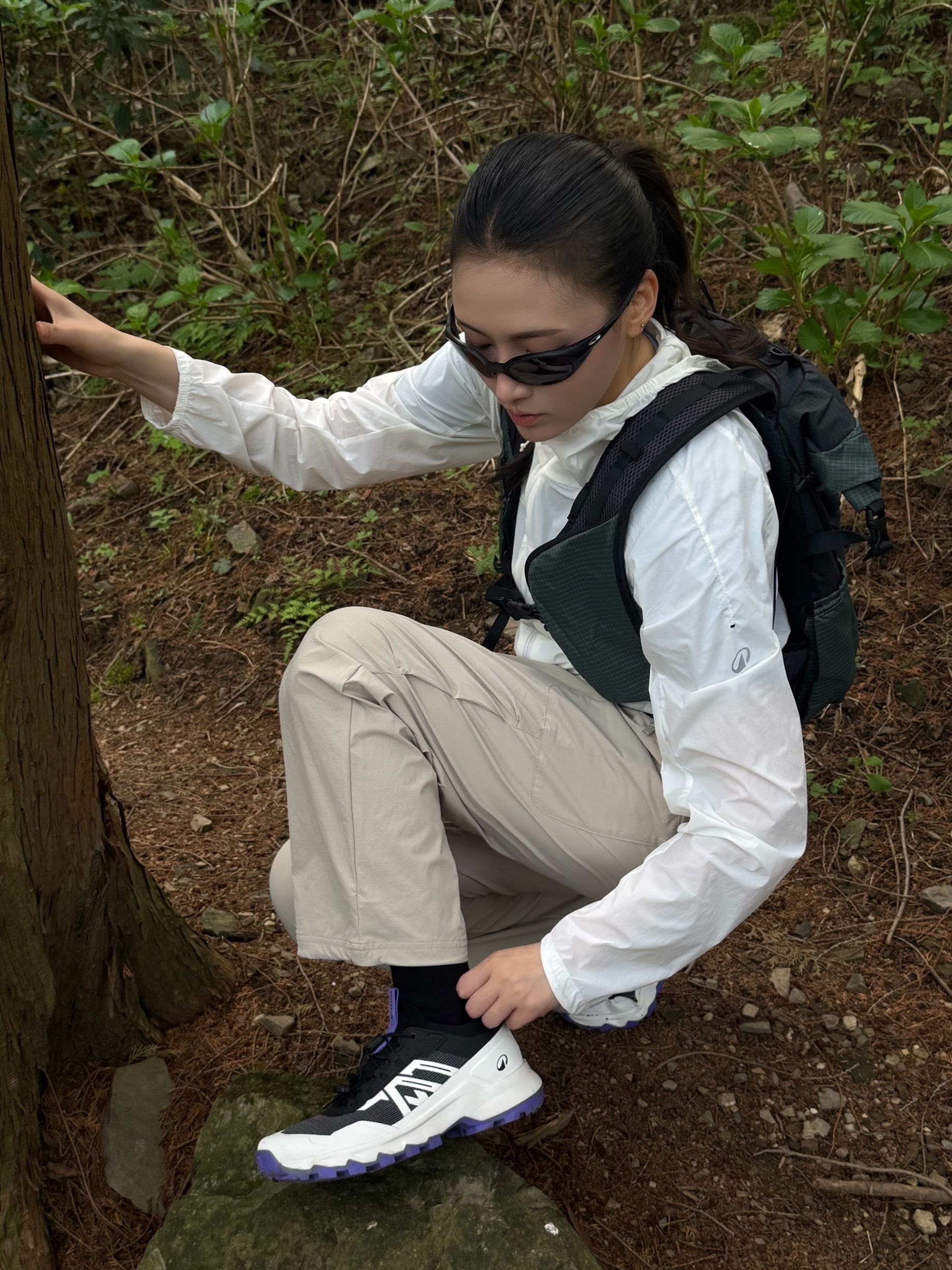DECATHLON Women's Hiking Windbreaker Jacket Helium 500 Pearl Beige, DECATHLON Hiking Backpack 22L MH500 착용 스타일 - 3