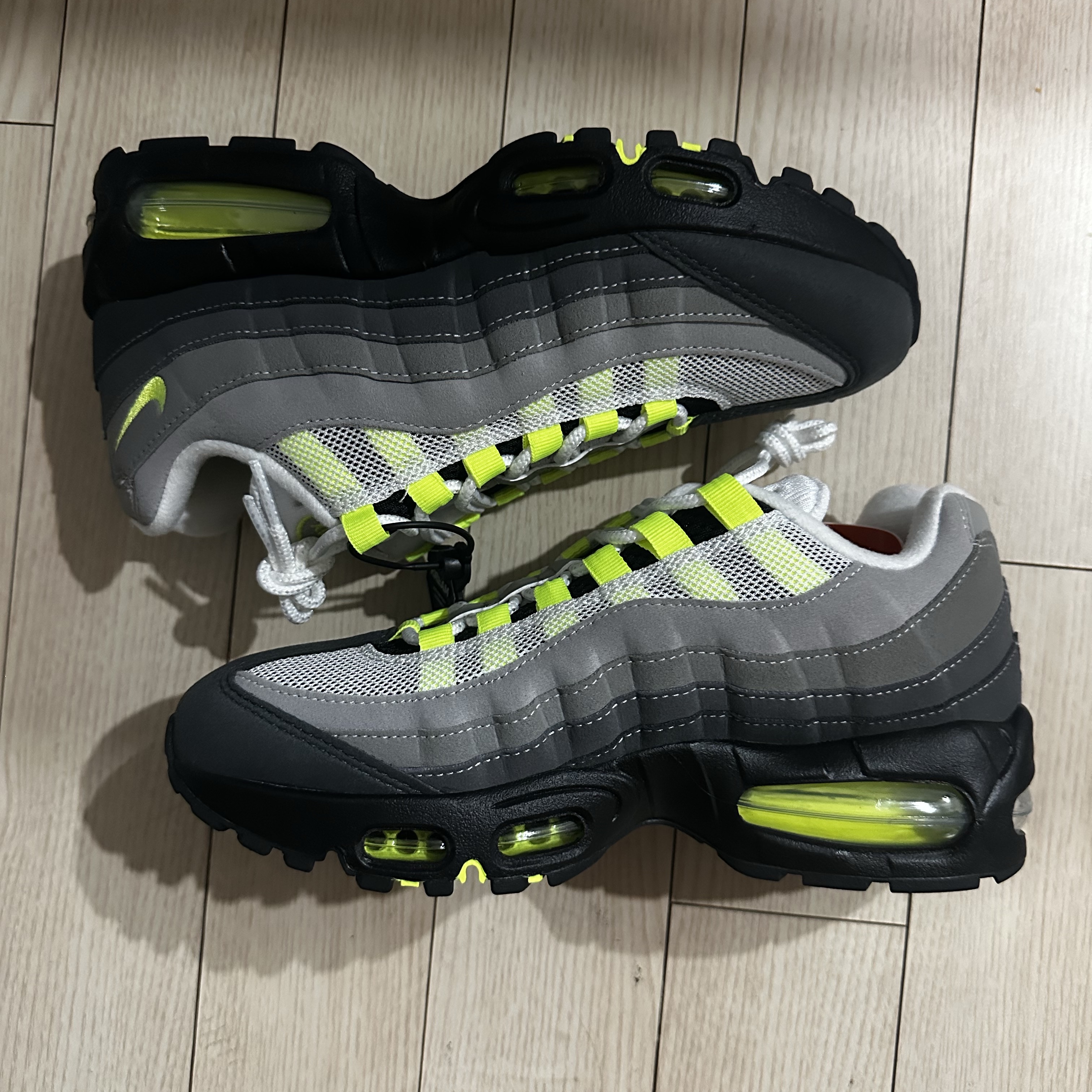 (W) Nike Air Max 95 OG Big Bubble Black Neon Yellow 착용 스타일 - 1