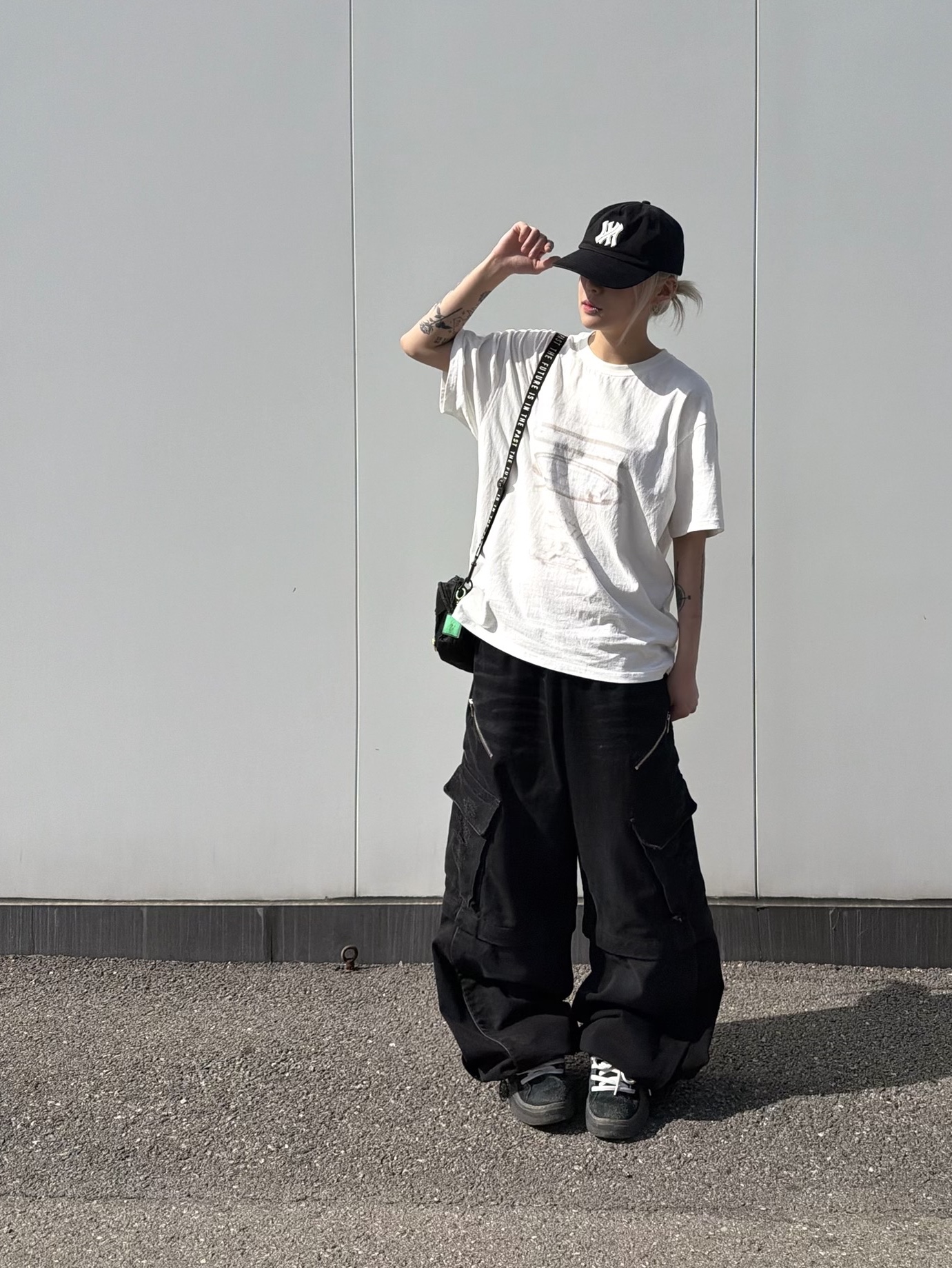 Farfromwhat Far Patch Logo Cap Black, Farfromwhat Far Front Multi Logo T-Shirts White 착용 스타일 - 1