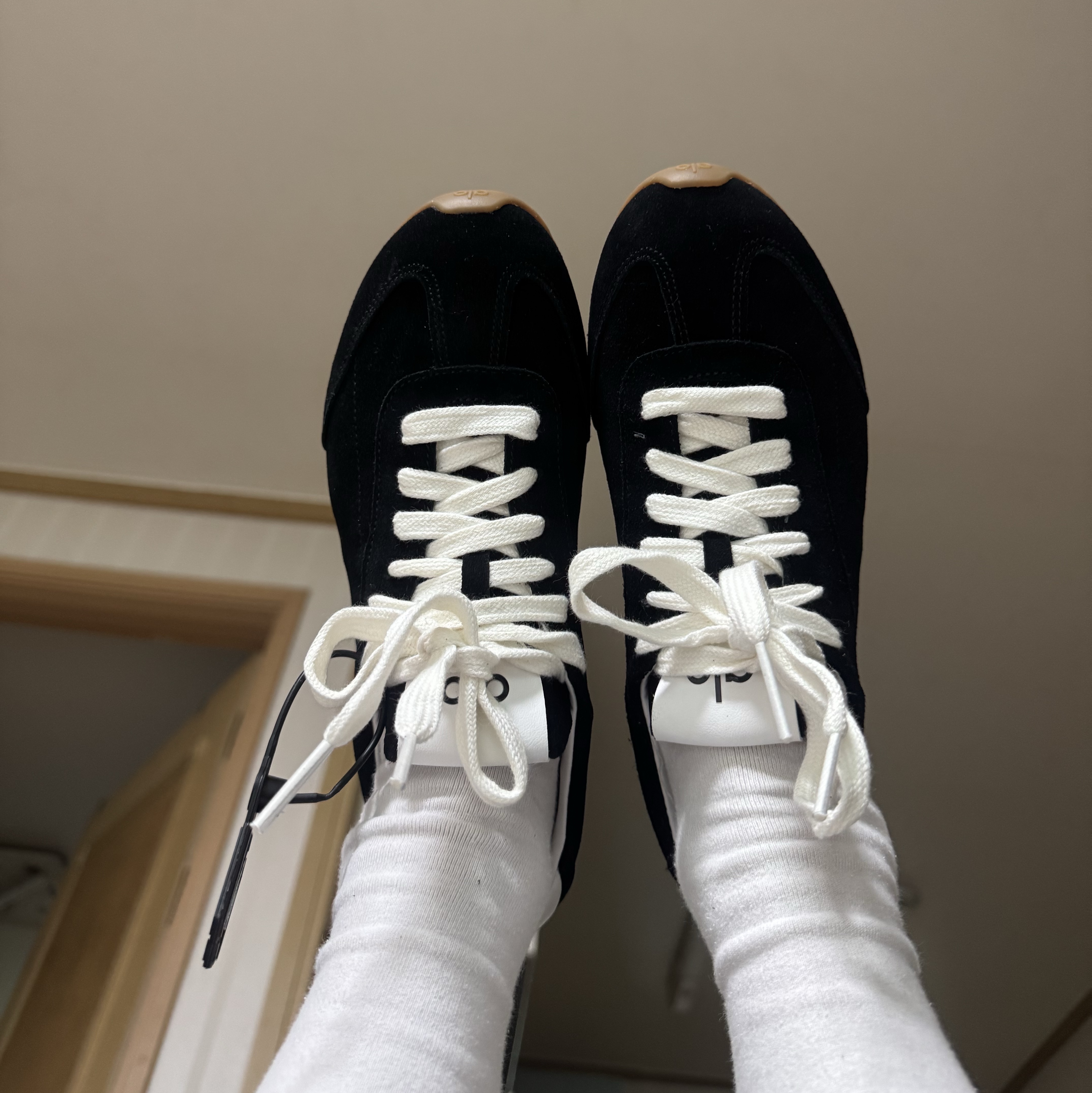 (W) Alo Yoga Sunset Sneaker Black 착용 스타일