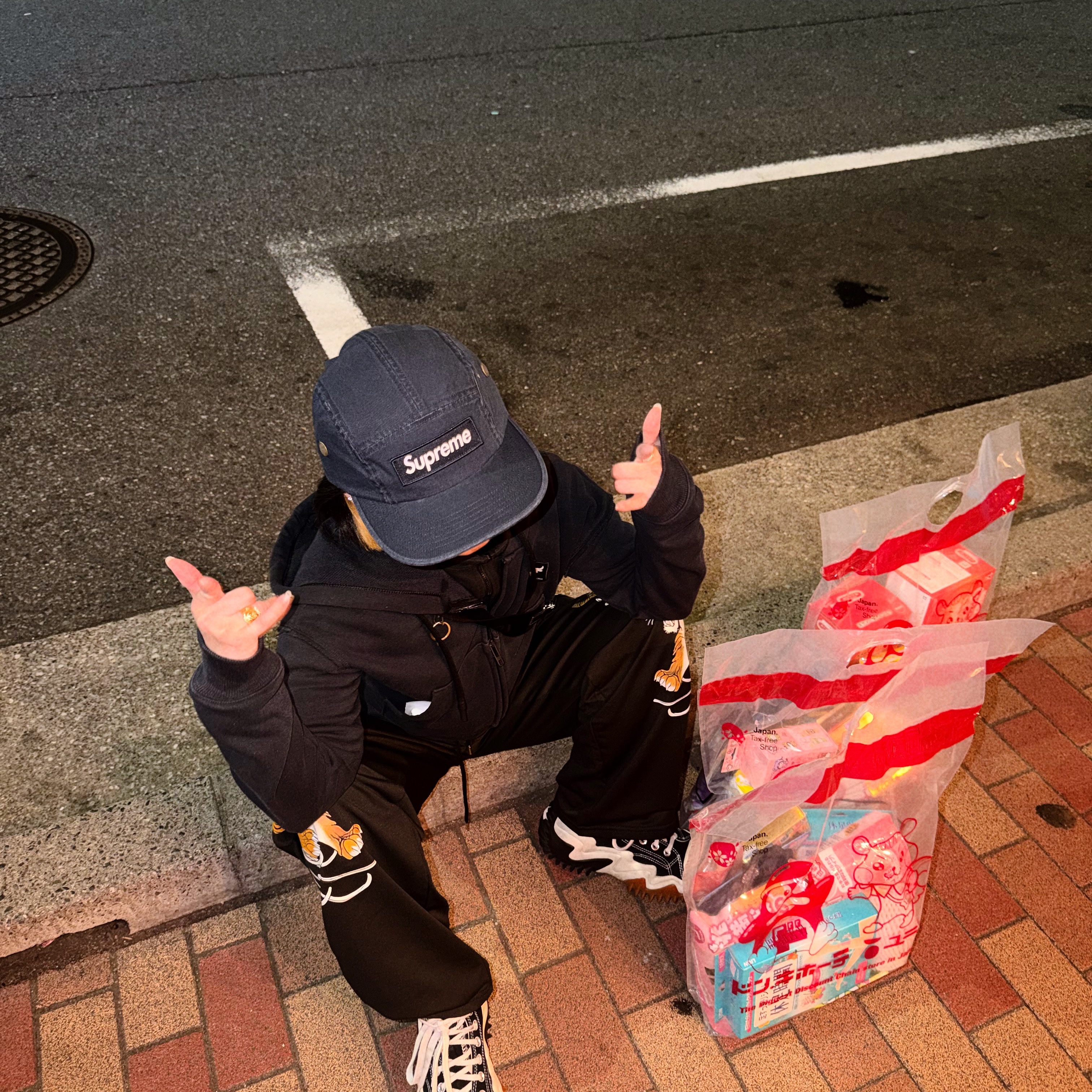 Supreme Military Camp Cap Navy - 26SS, (W) Miu Miu Glimpse Sunglasses Slate Grey Lenses Black Acetate 착용 스타일 - 5