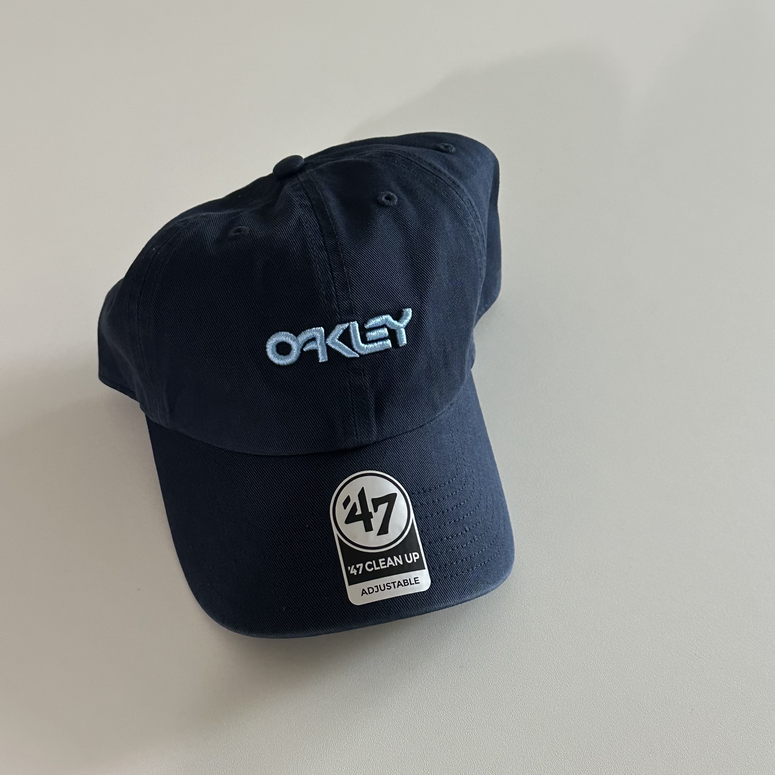 Oakley Remix Dad Hat Team Navy 착용 스타일