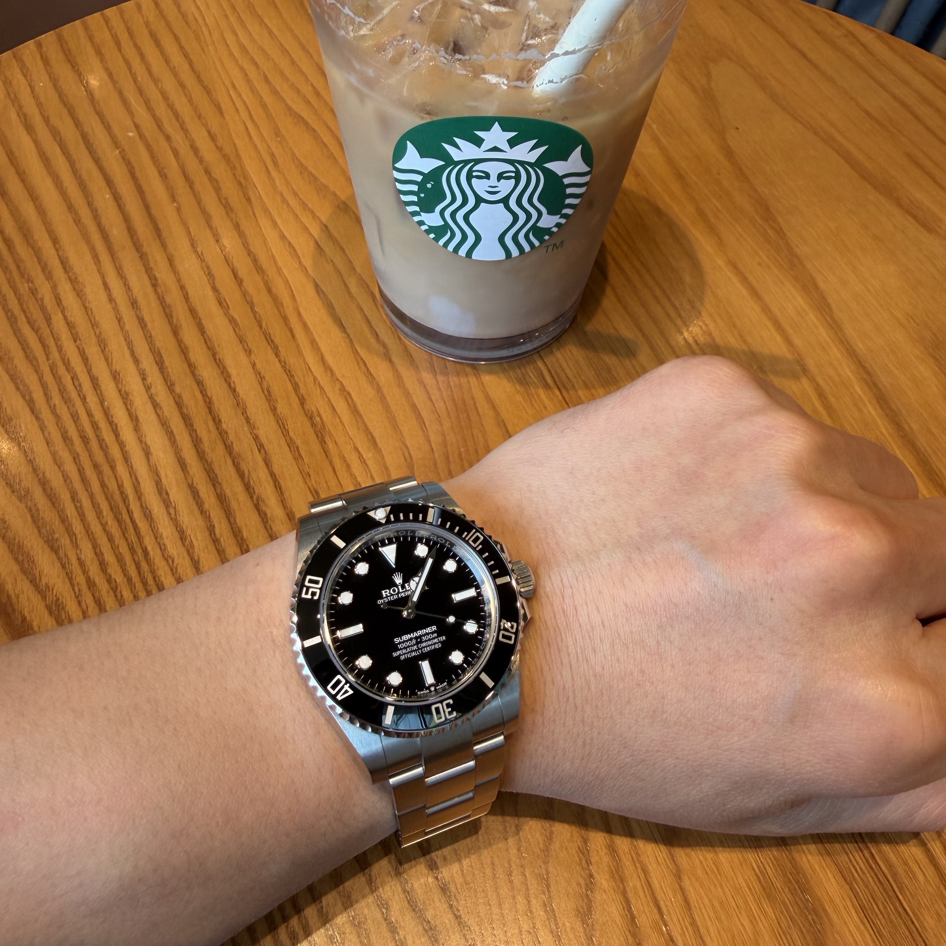 Rolex Submariner 41mm 124060 Black Oyster 착용 스타일 - 2