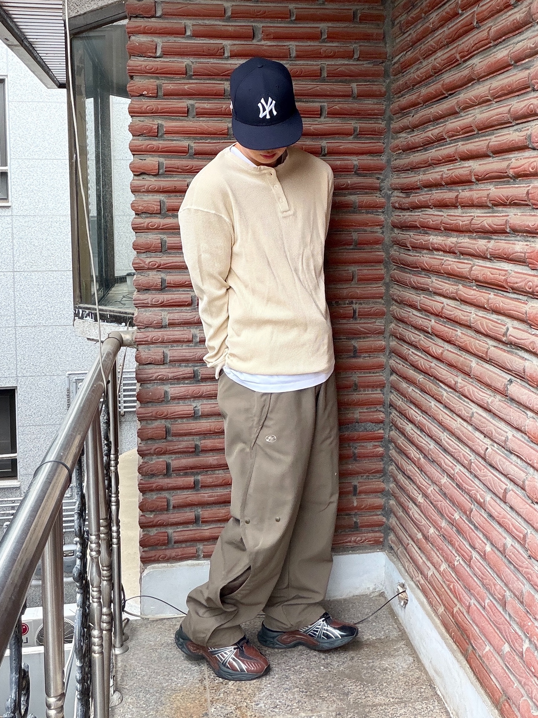Asics HN2-S Protoblast Chocolate Brown, New Era 59Fifty MLB Authentic New York Yankees Game Navy 착용 스타일 - 1