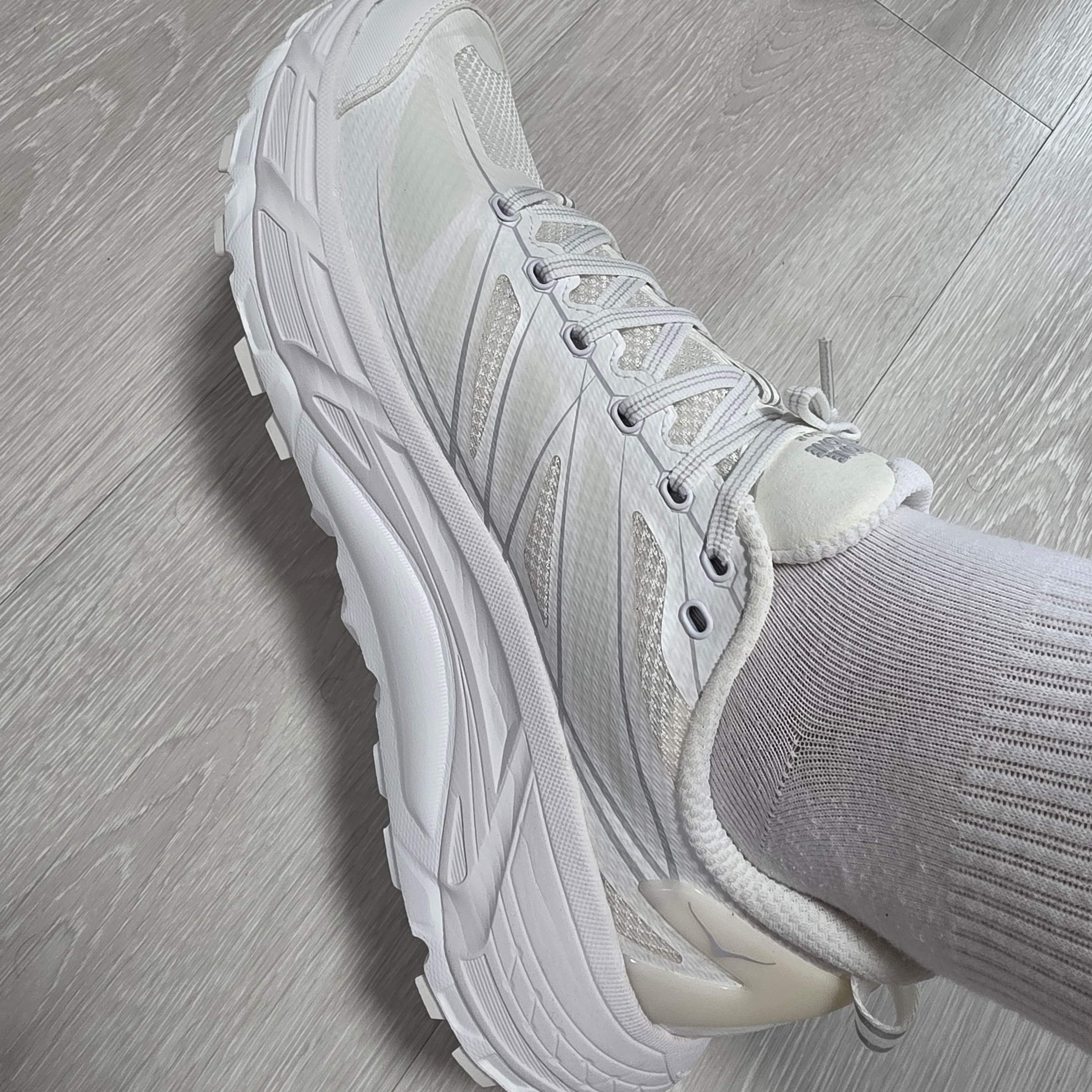 Hoka Mafate Speed 2 White Lunar Rock 착용 스타일