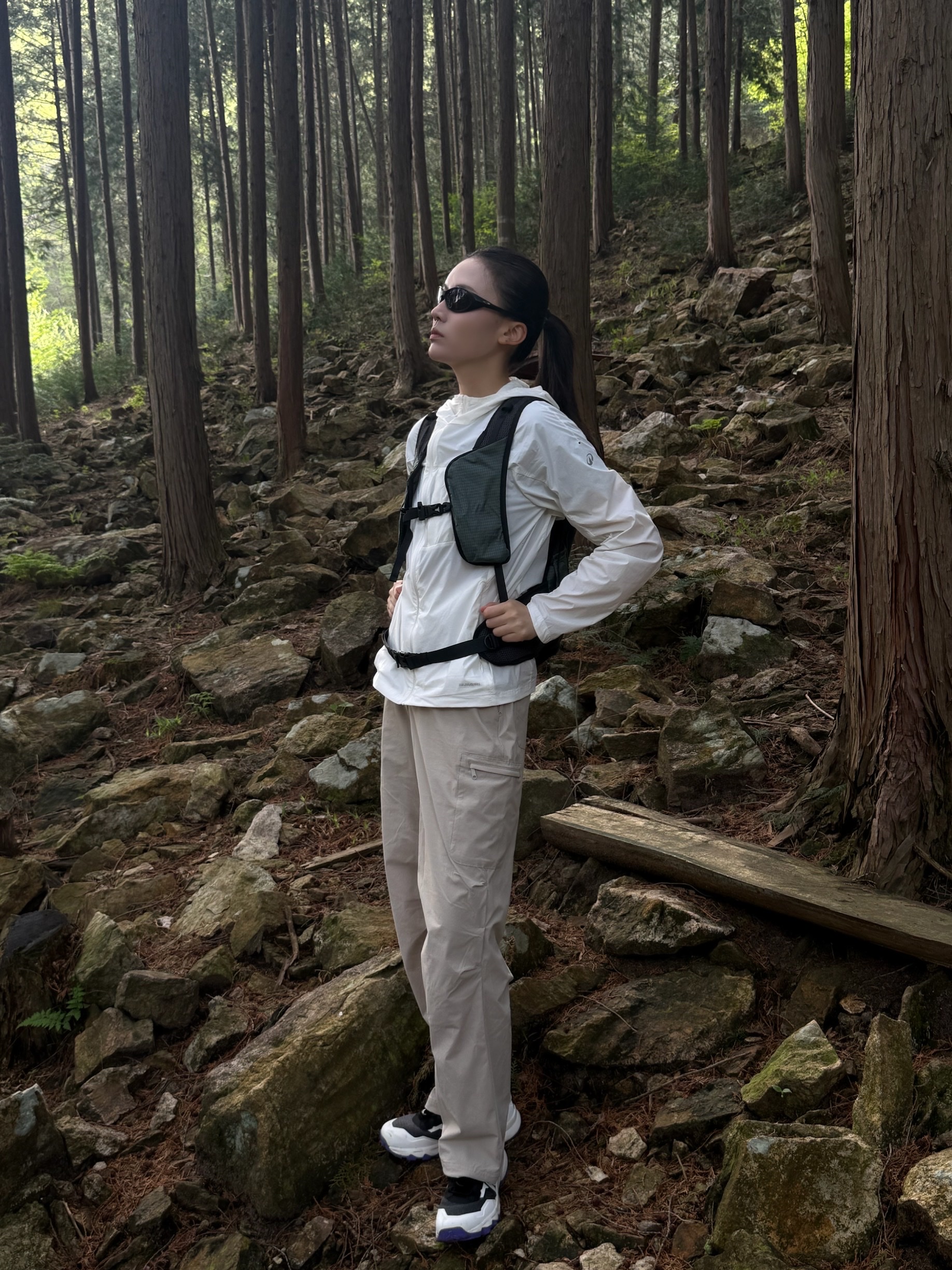 DECATHLON Women's Hiking Windbreaker Jacket Helium 500 Pearl Beige, DECATHLON Hiking Backpack 22L MH500 착용 스타일 - 5