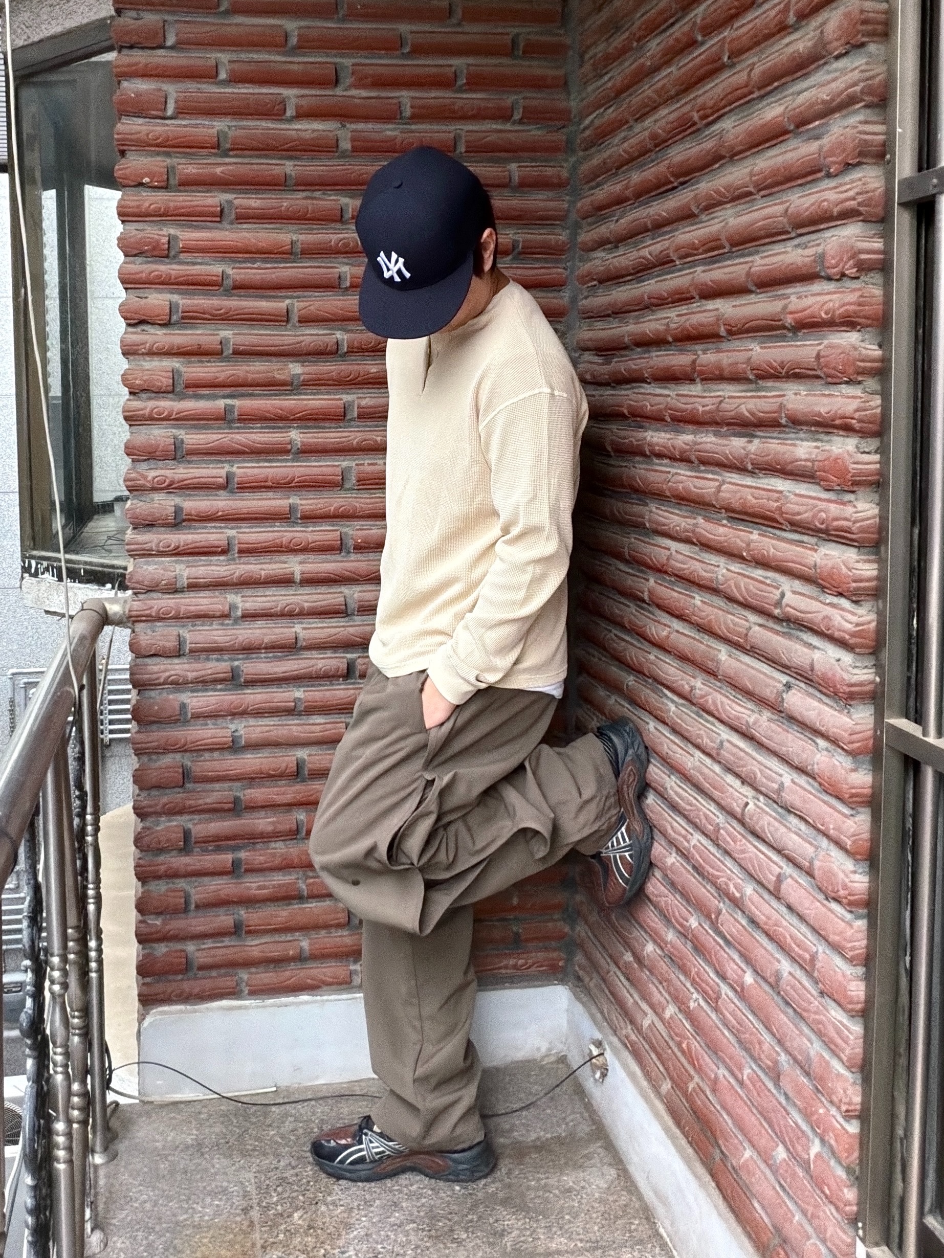 Asics HN2-S Protoblast Chocolate Brown, New Era 59Fifty MLB Authentic New York Yankees Game Navy 착용 스타일 - 3