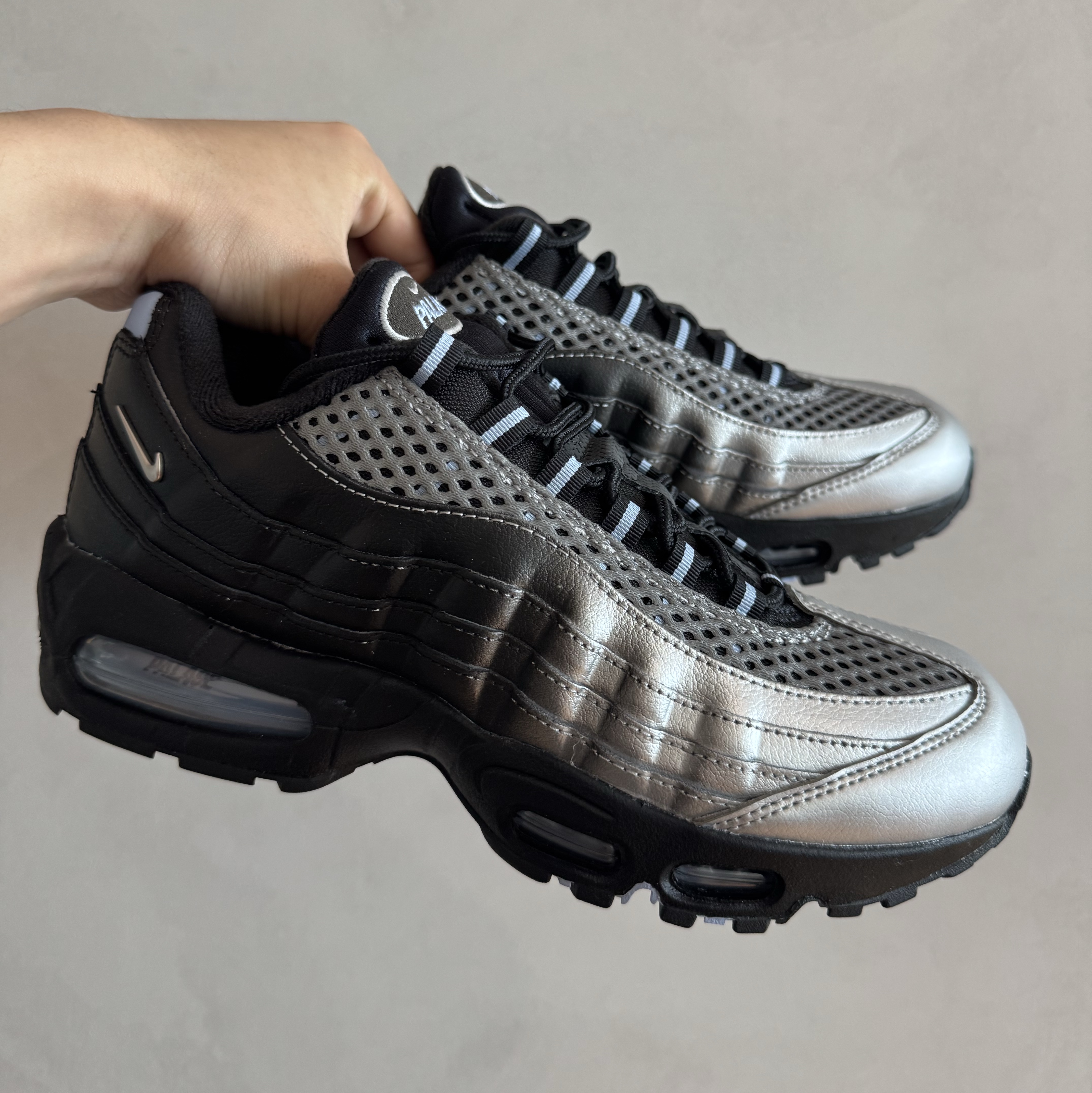 Nike x Palace Air Max 95 Metallic Silver Aluminum 착용 스타일 - 1