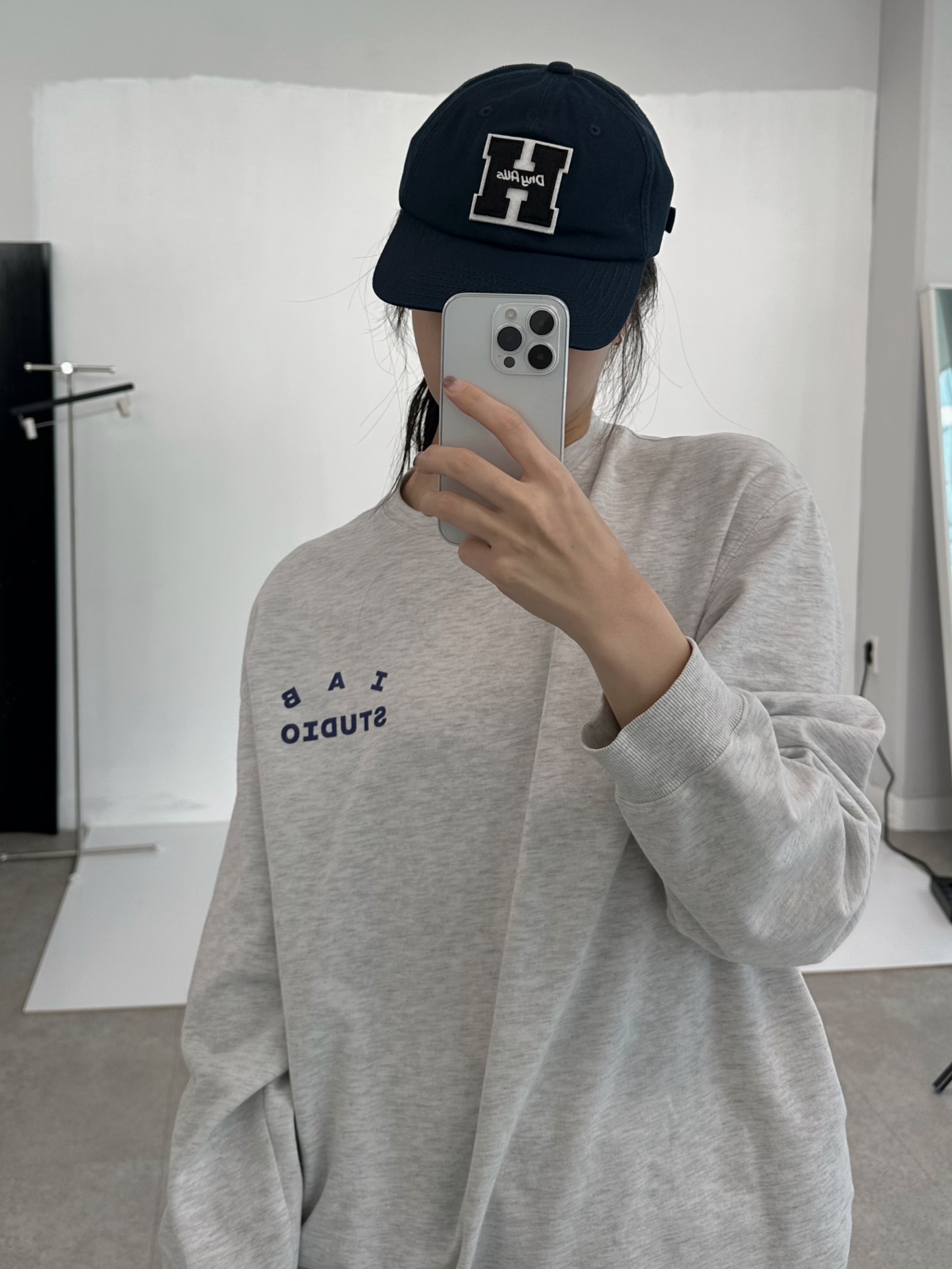 Human Made 6 Panel Twill Cap Navy, IAB Studio Long Sleeve Light Gray ์ฐฉ์ฉ ์คํ์ผ - 4