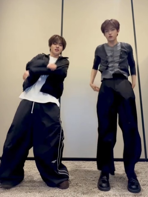 Undermycar Mu.126 Original Logo Piping Line Nylon Pants Black 착용 스타일 - 2