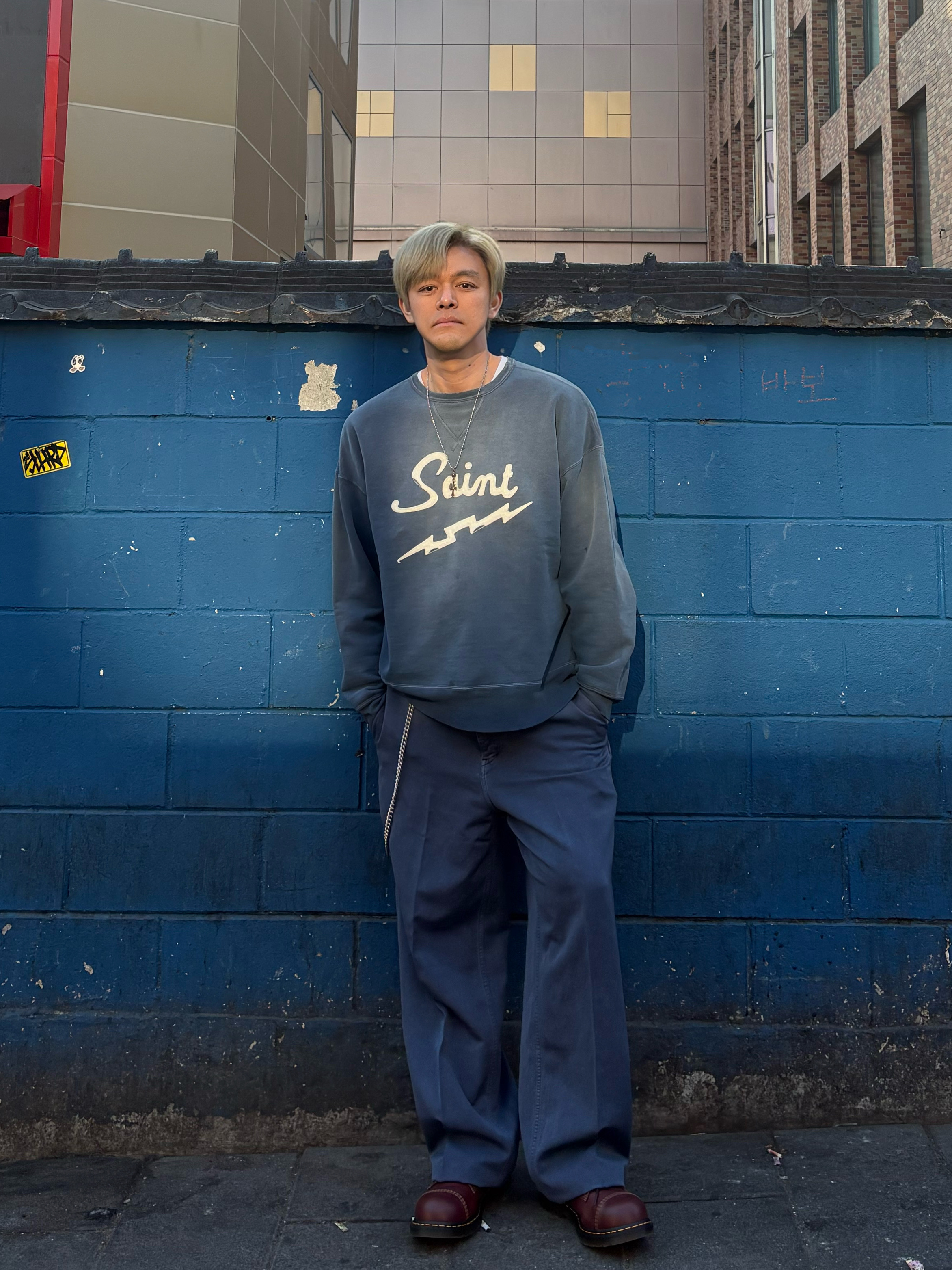 Saint Mxxxxxx Saint Crewneck Sweatshirt Navy - 25SS, Visvim Chino Pants DMGD Black - 23SS 착용 스타일 - 1