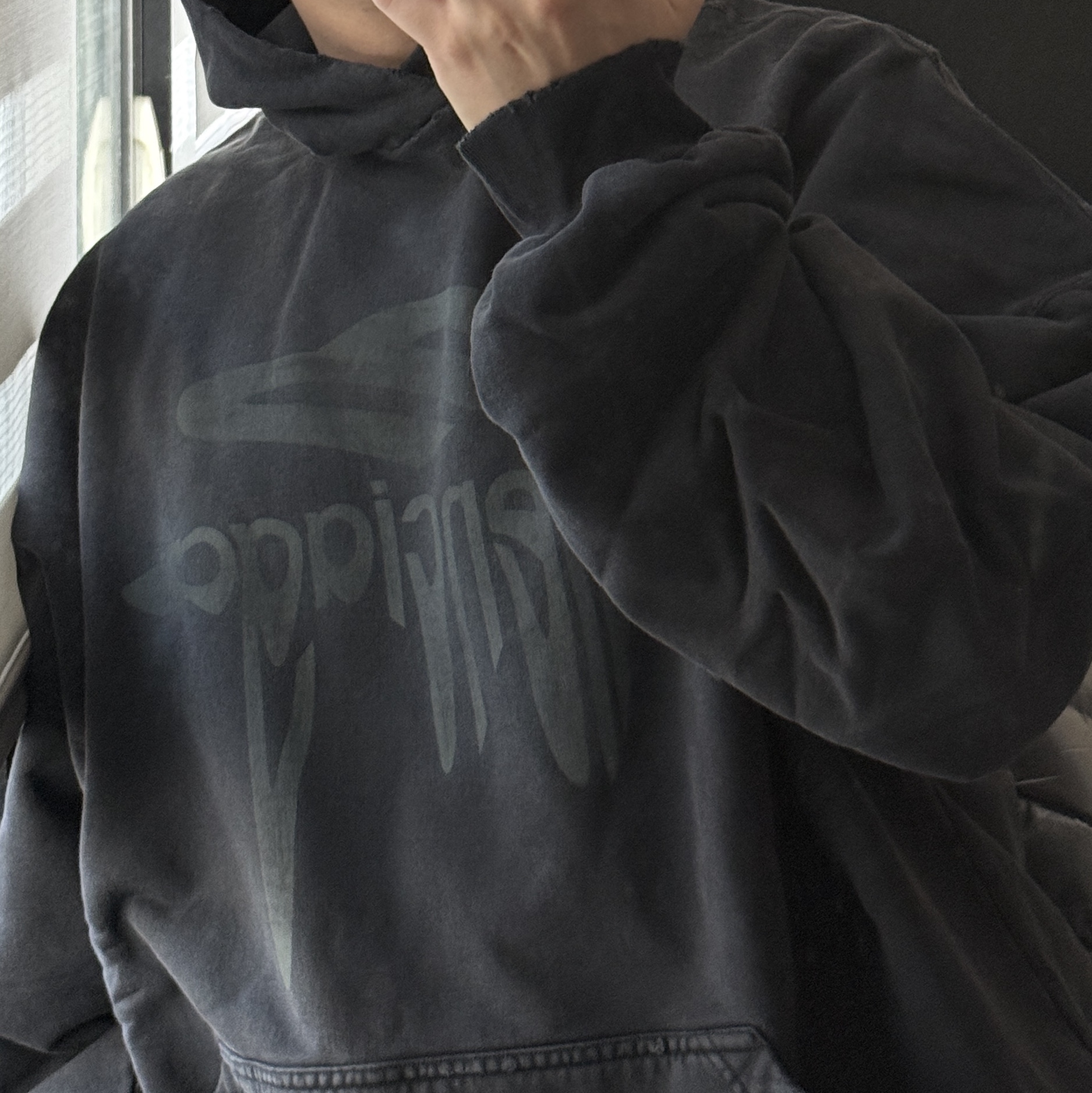 Balenciaga 3B Liquified Large Fit Hoodie Black Grey 착용 스타일 - 2