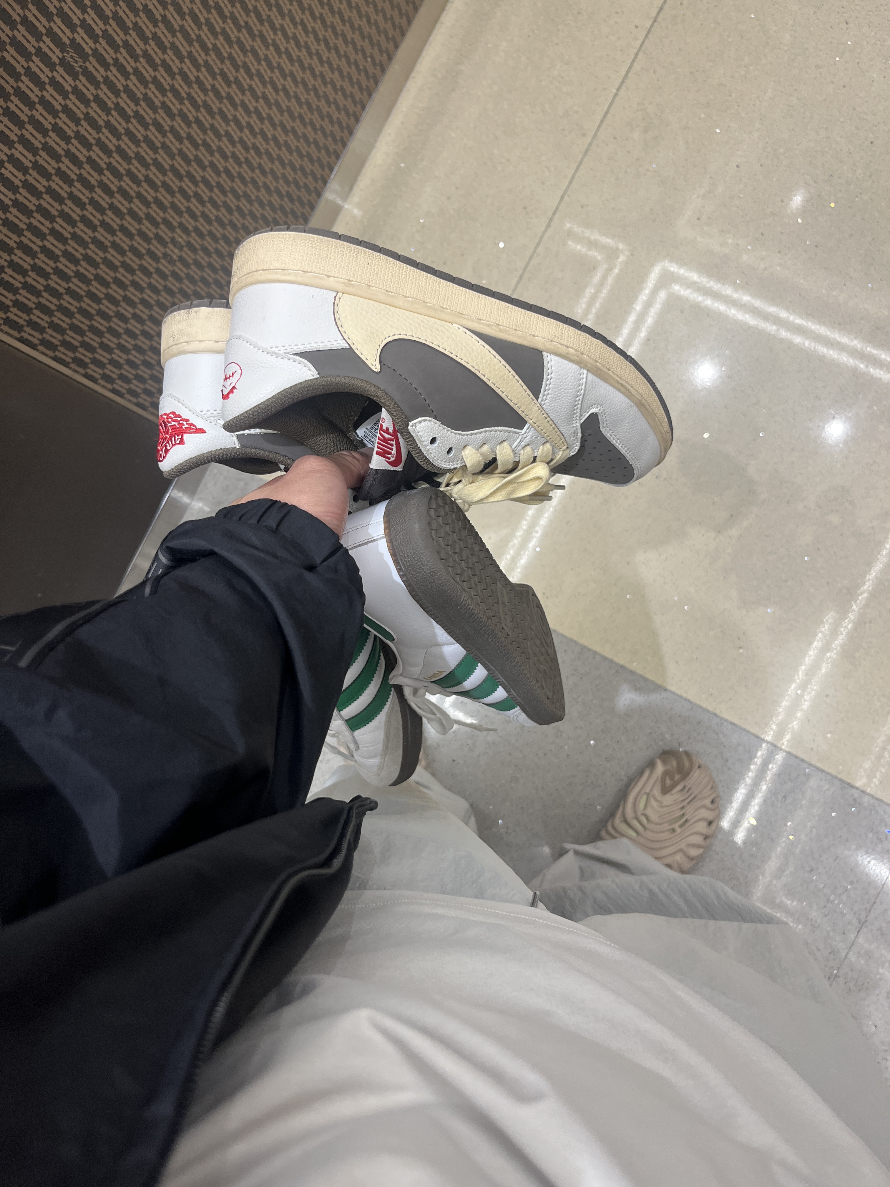 Jordan 1 x Travis Scott Retro Low OG SP Sail and Ridgerock, Adidas Samba OG White Green 착용 스타일 - 2
