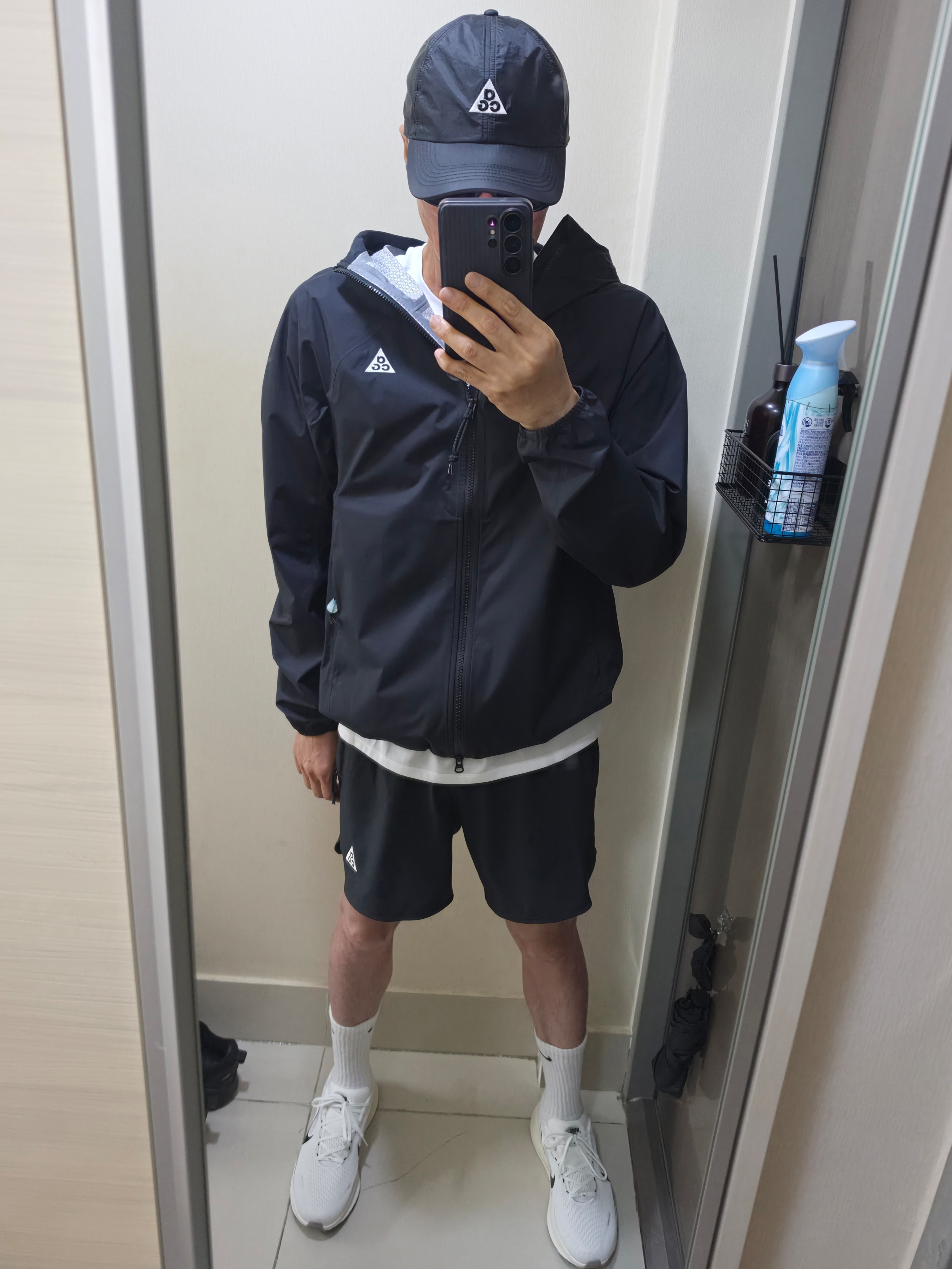 Nike ACG Dri-Fit New Sands Shorts Black - Asia, Nike ACG Phantazma Storm-Fit ADV Jacket Black Summit White - Asia 착용 스타일