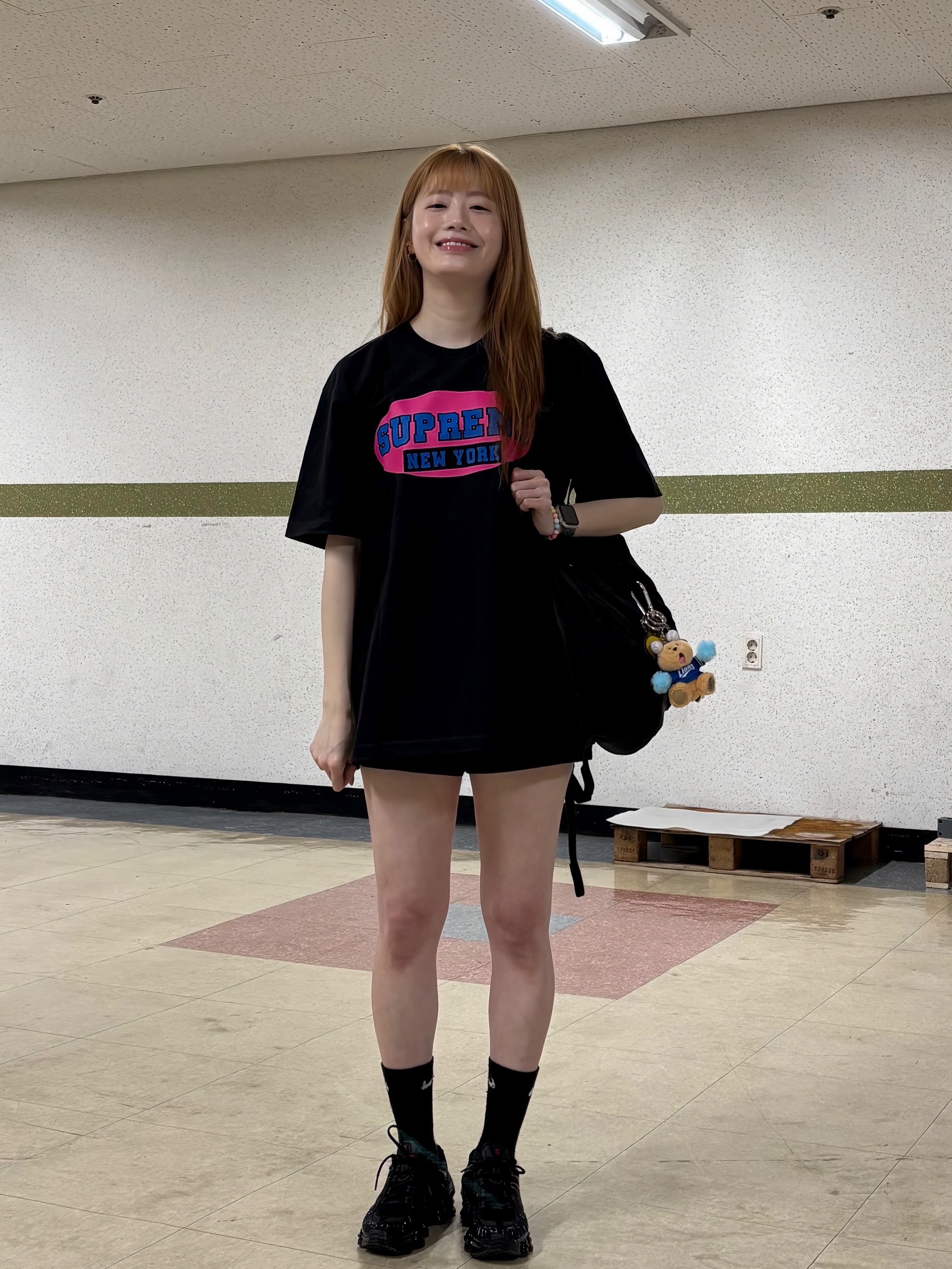 Supreme New York T-Shirt Black - 23SS, (W) Nike Shox TL Black and Max Orange 착용 스타일 - 9