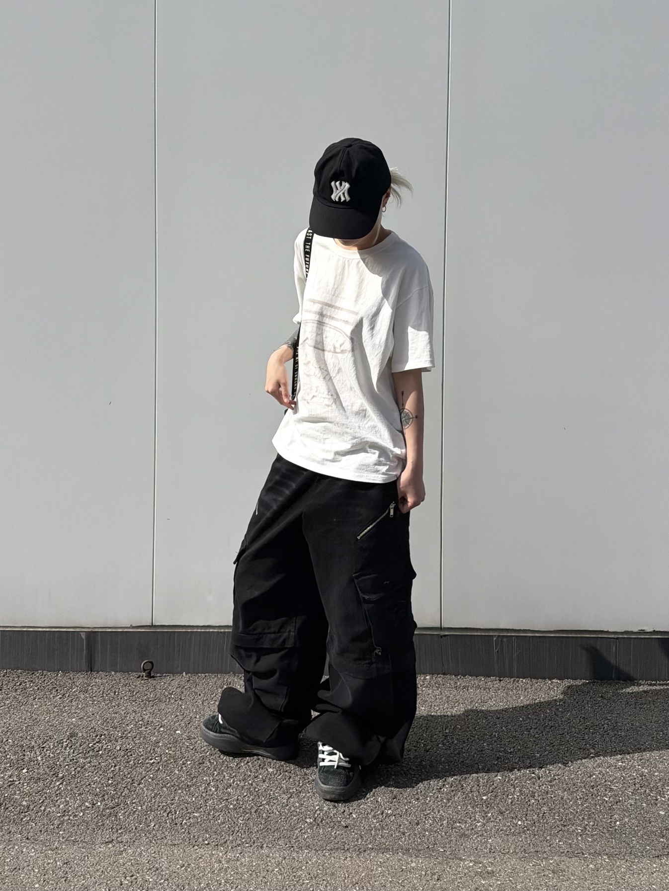 Farfromwhat Far Patch Logo Cap Black, Farfromwhat Far Front Multi Logo T-Shirts White 착용 스타일 - 6