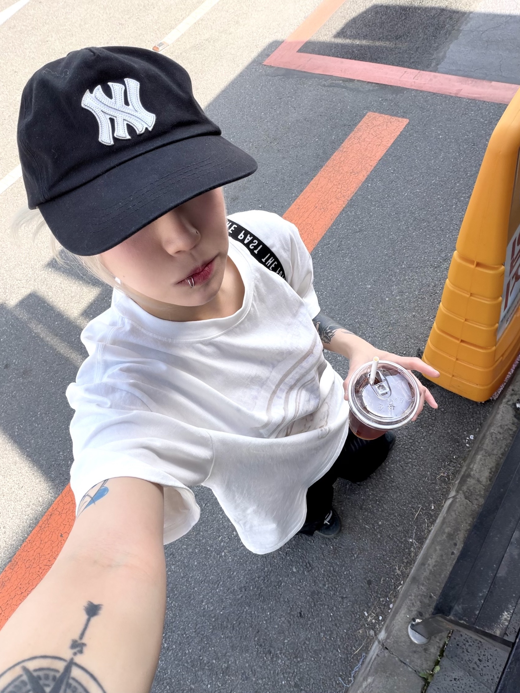 Farfromwhat Far Patch Logo Cap Black, Farfromwhat Far Front Multi Logo T-Shirts White 착용 스타일 - 2