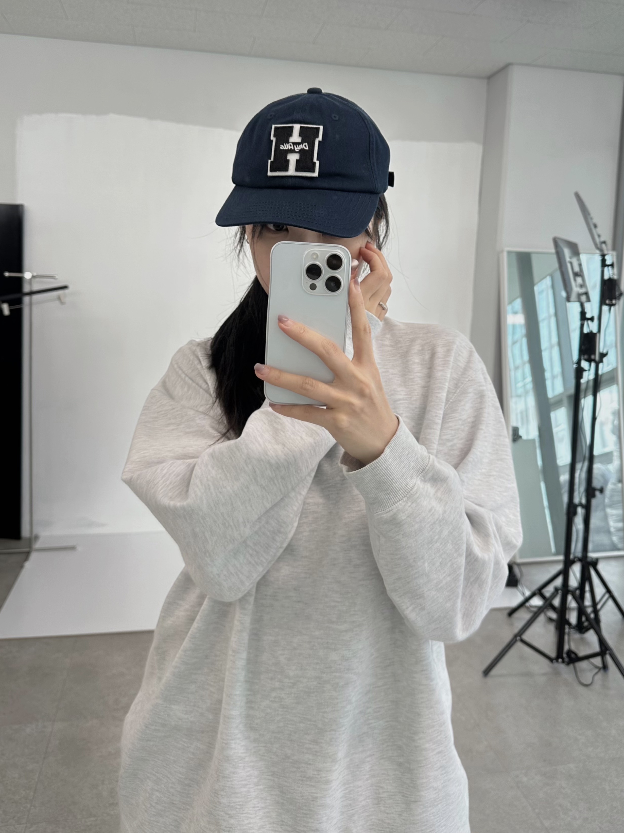 Human Made 6 Panel Twill Cap Navy, IAB Studio Long Sleeve Light Gray ์ฐฉ์ฉ ์คํ์ผ - 3