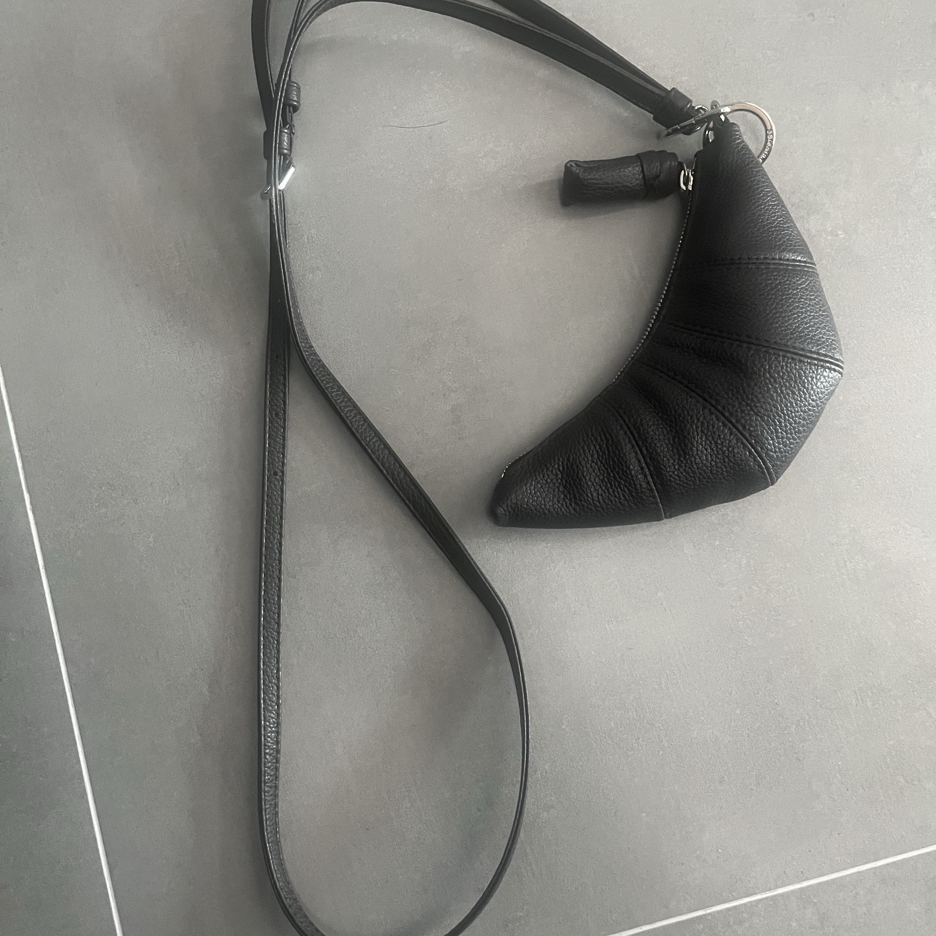 Lemaire Crossbody Croissant Coin Purse Soft Grained Leather Dark Chocolate 착용 스타일