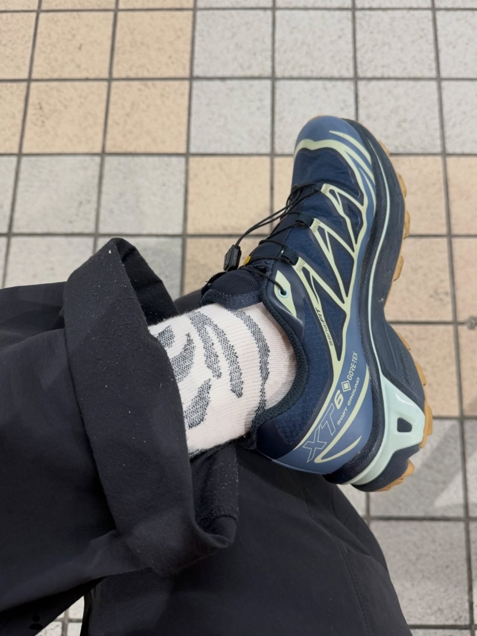 Arc'teryx Cronin Cotton Pants Void, Arc'teryx Merino Wool Grotto Mid Sock Tatsu White 착용 스타일 - 3
