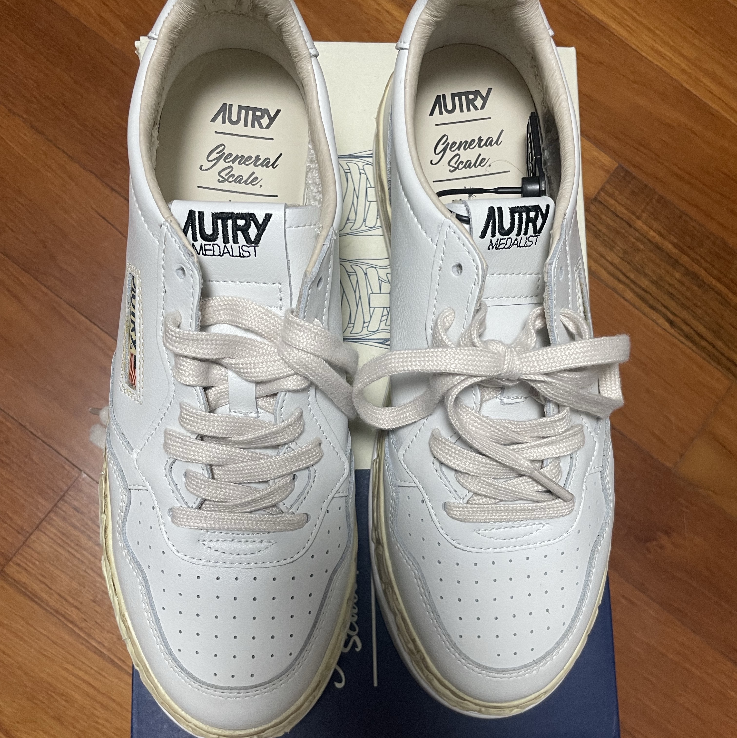 Maison Mihara Yasuhiro x Autry General Scale Medalist Low Super Vintage White 착용 스타일 - 1