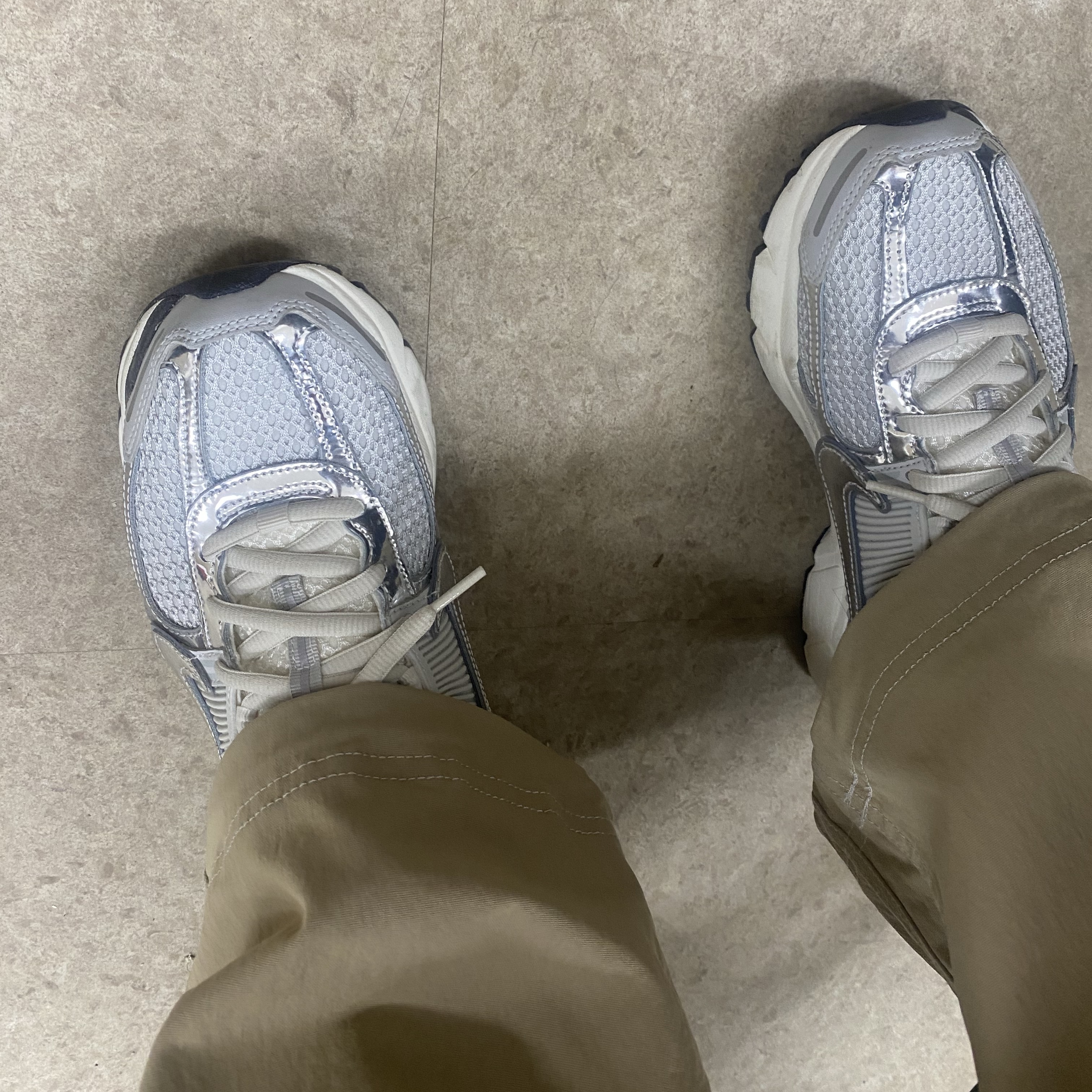 (W) Nike Zoom Vomero 5 Photon Dust and Metallic Silver 착용 스타일