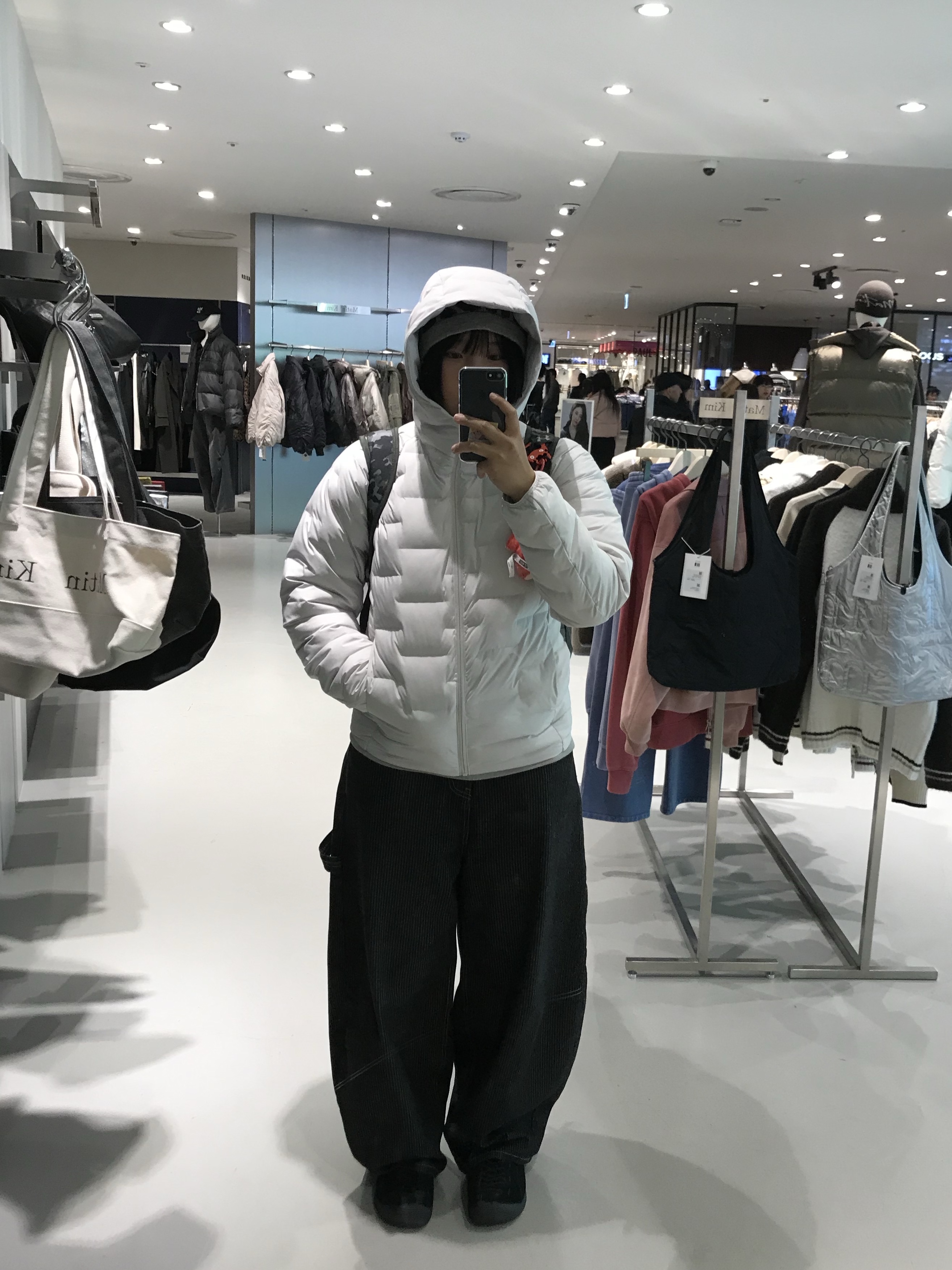 Uniqlo Pufftech Parka Off White - JP, Keen Jasper Suede Sneakers Black 착용 스타일