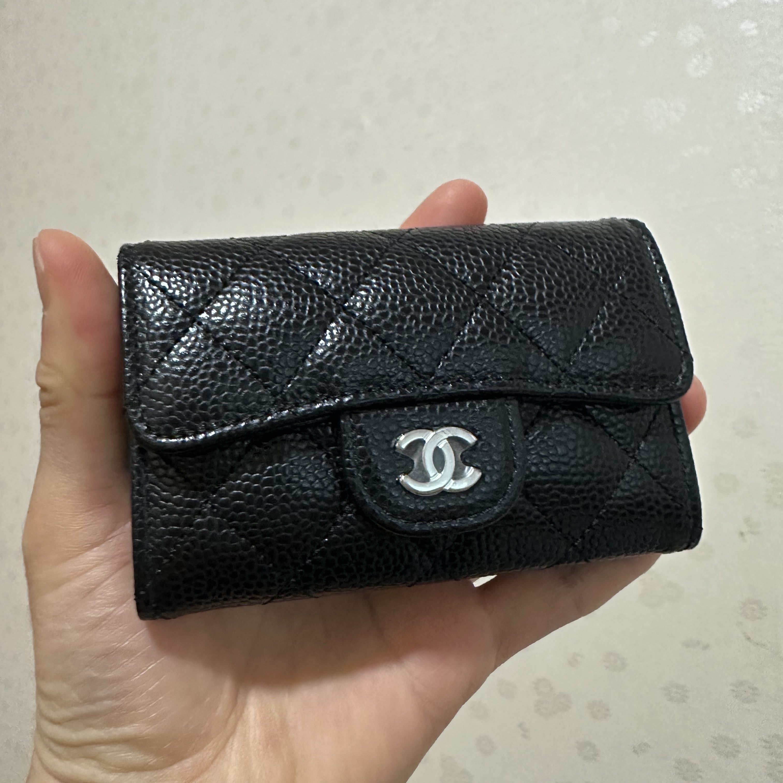 Chanel Classic Card Holder Grained Calfskin & Silver Black 착용 스타일