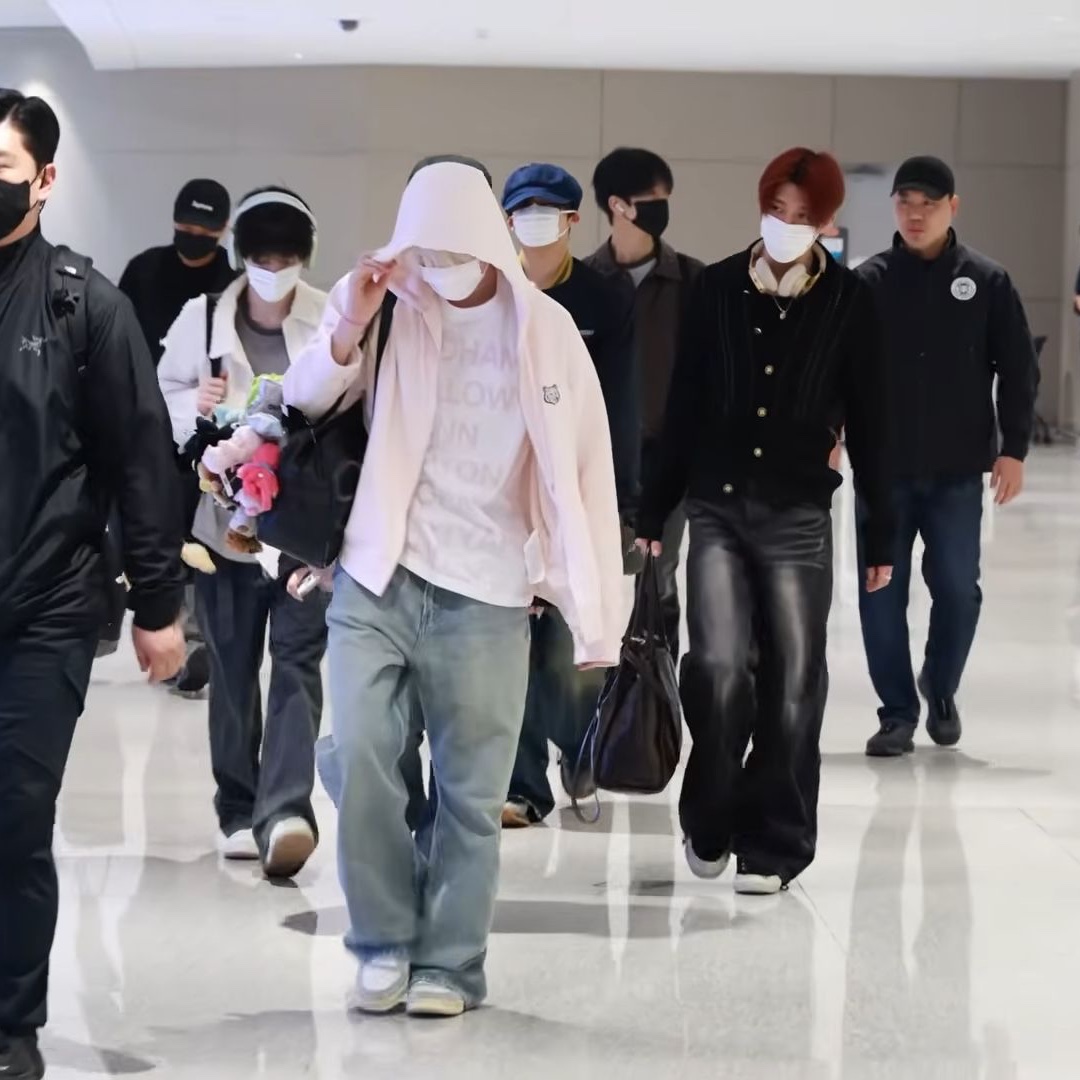 [KREAM 단독] Safarispot Highway Inn LS T-Shirt White Red, [KREAM 단독] Safarispot Highway Inn LS T-Shirt Black White 착용 스타일 - 3