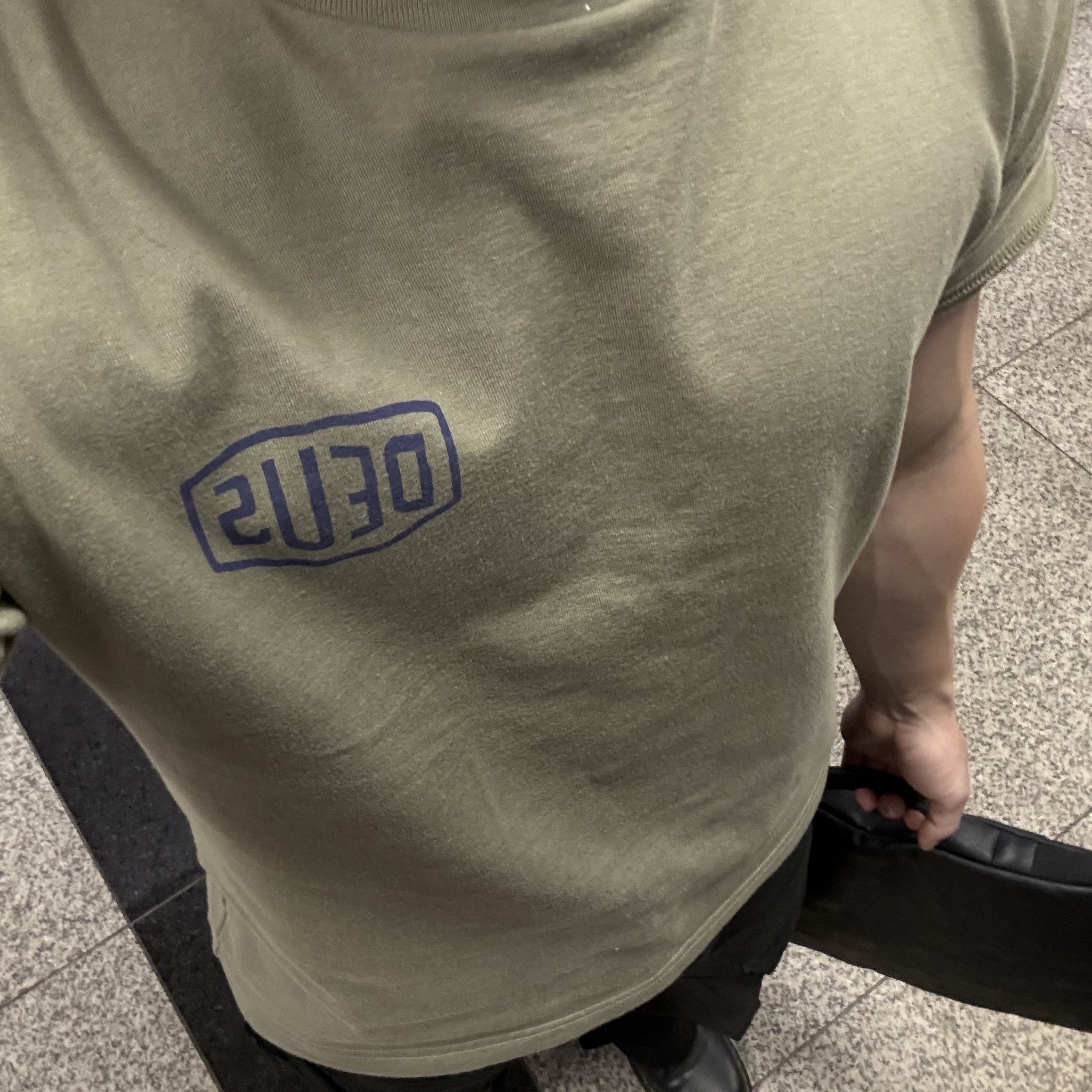 Deus Ex Machina Seoul Original Address T-Shirt Khaki 착용 스타일