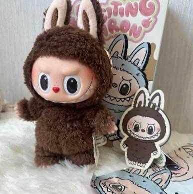 Porter x Hello Kitty Soft Toy, Starbucks x Toy Story 5 MD Woody Bearista Keychain Yellow 착용 스타일 - 4