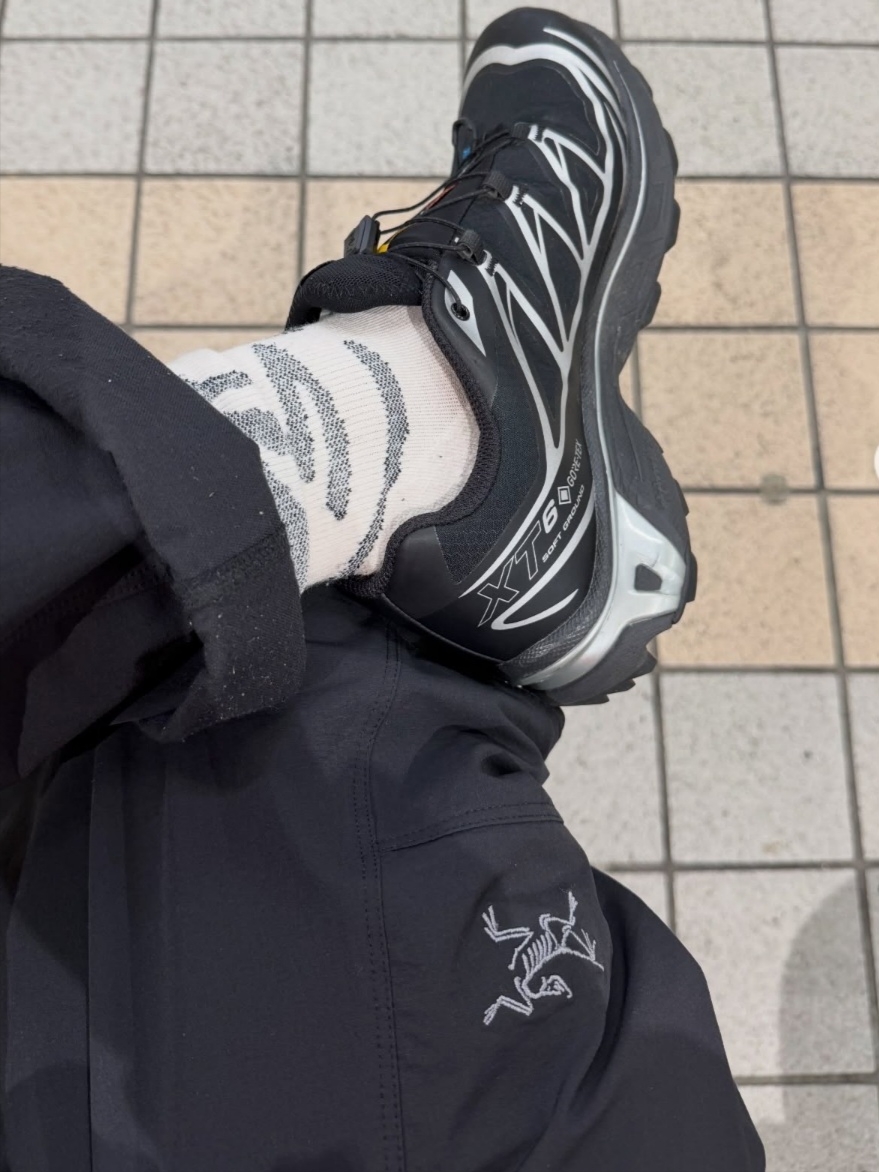 Salomon XT-6 GTX Black Silver, Arc'teryx Merino Wool Grotto Mid Sock White Black 착용 스타일 - 1