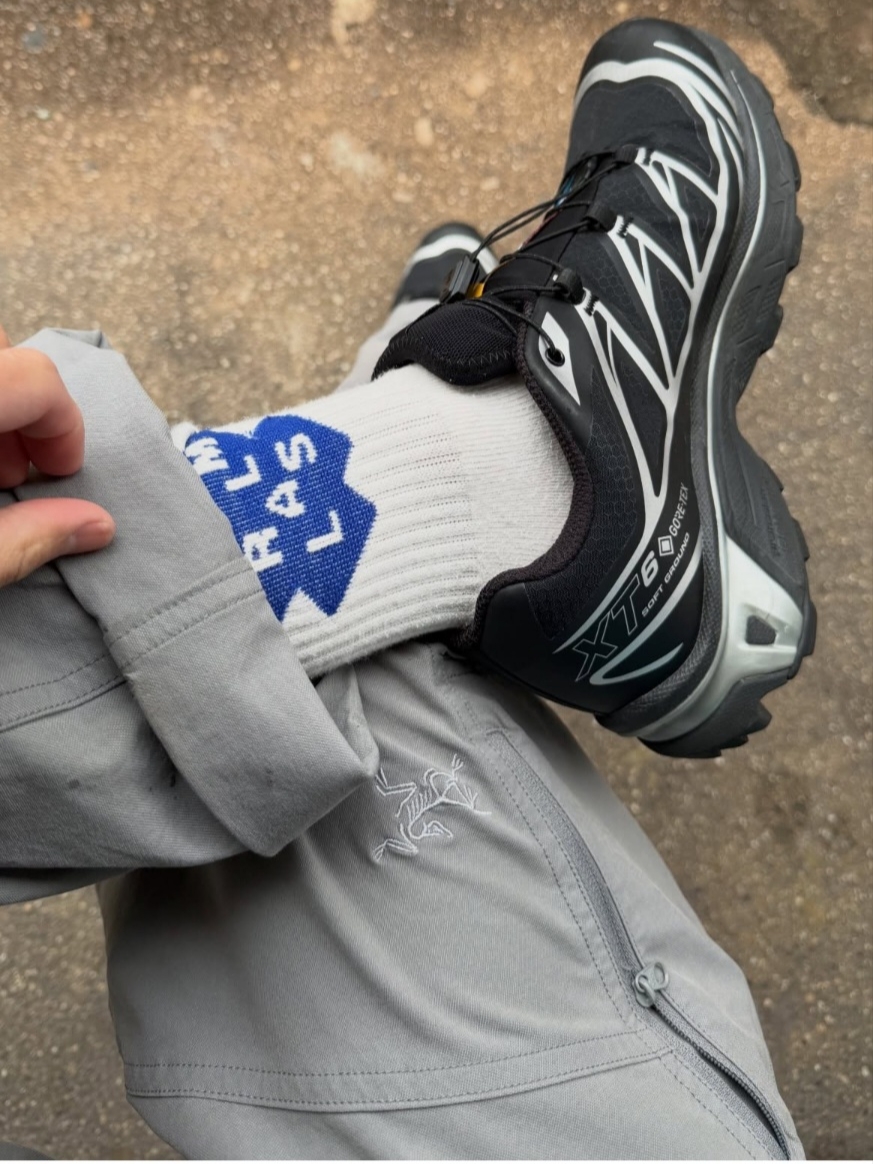 Salomon XT-6 GTX Black Silver, Arc'teryx Merino Wool Grotto Mid Sock White Black 착용 스타일 - 2