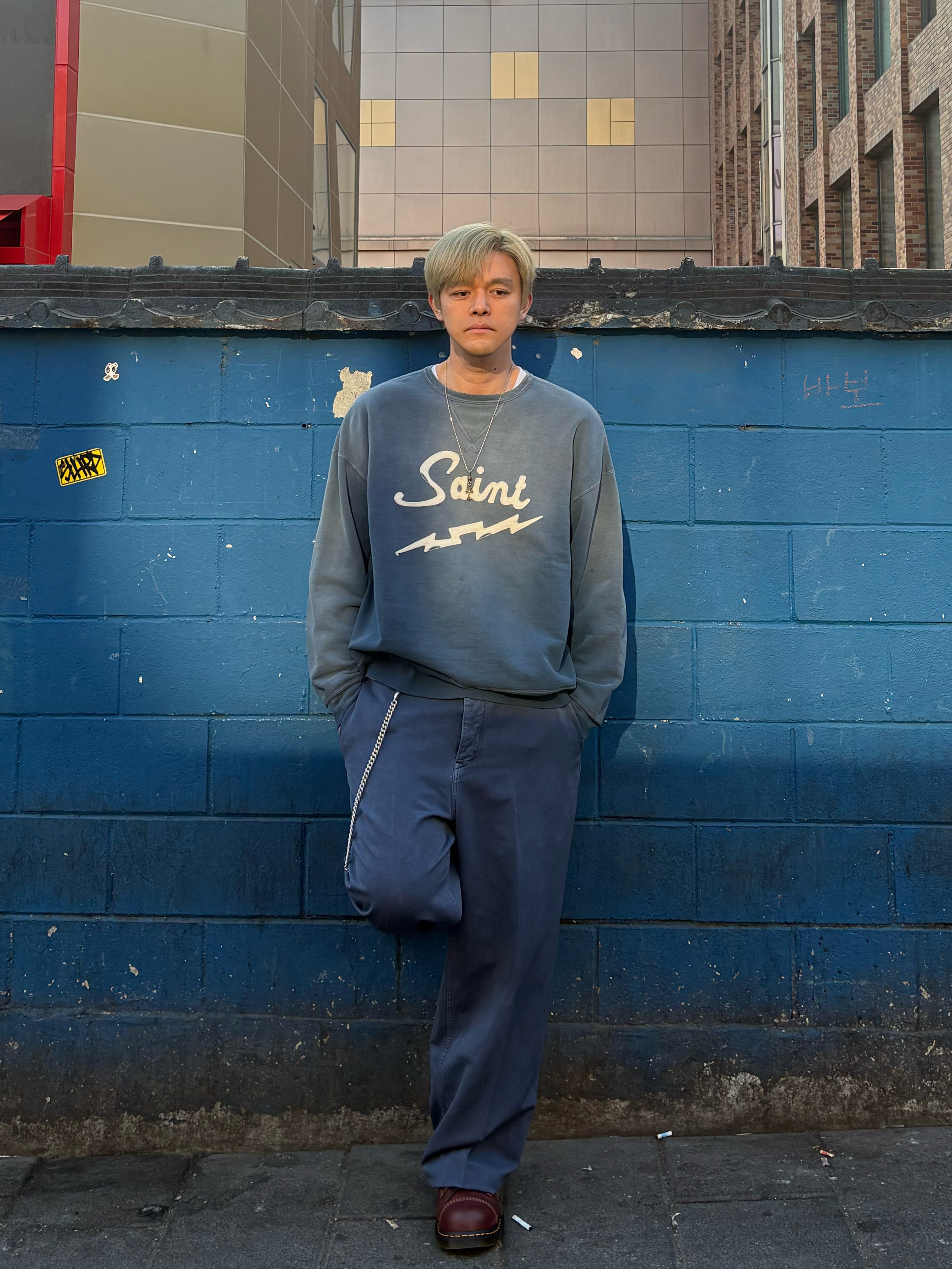 Saint Mxxxxxx Saint Crewneck Sweatshirt Navy - 25SS, Visvim Chino Pants DMGD Black - 23SS 착용 스타일 - 2