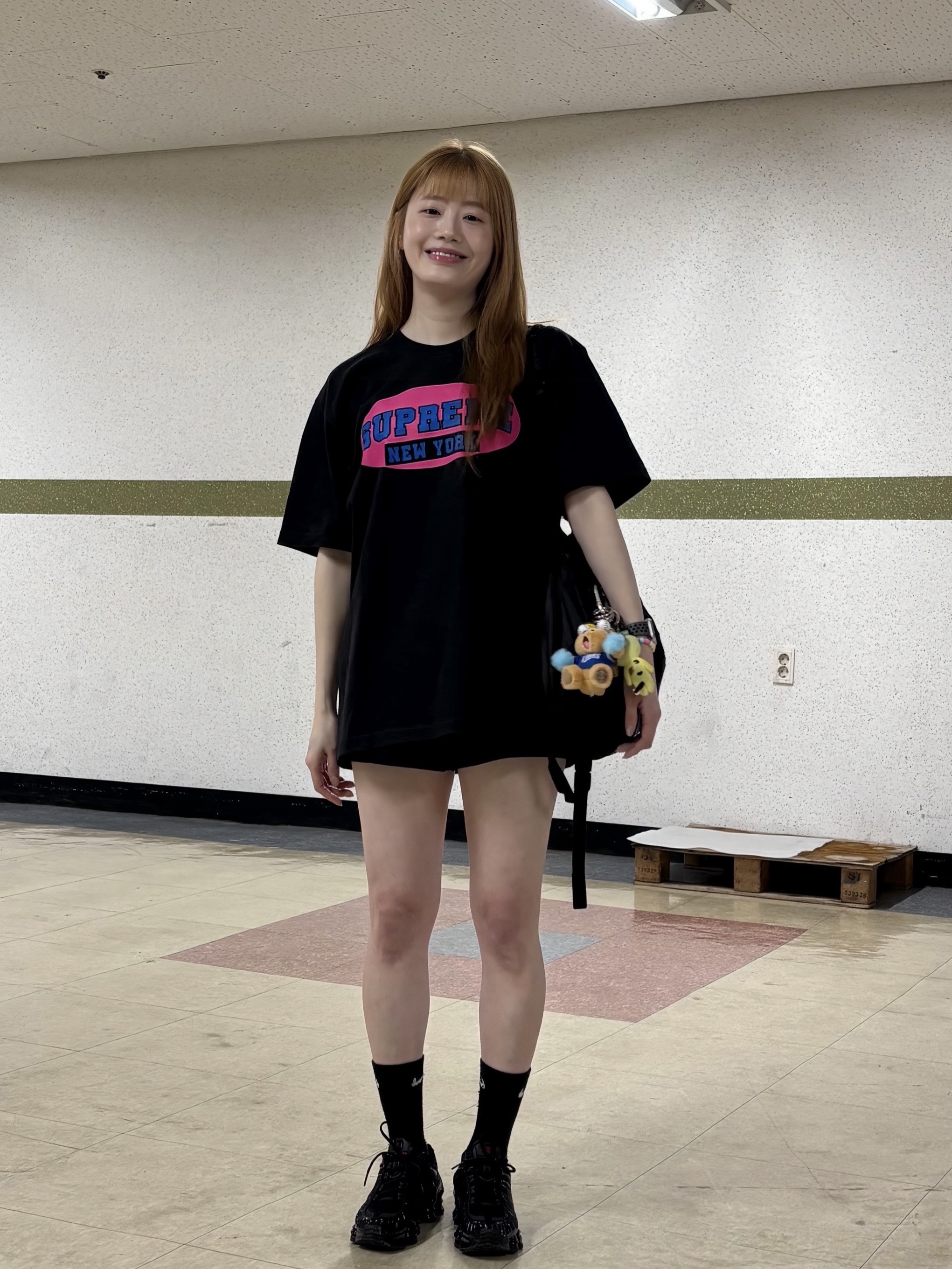 Supreme New York T-Shirt Black - 23SS, (W) Nike Shox TL Black and Max Orange 착용 스타일 - 3