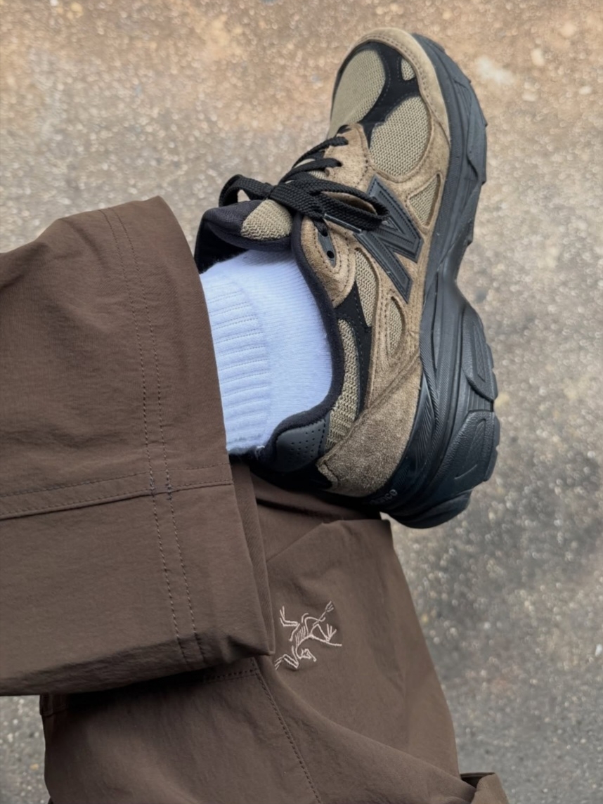 Arc'teryx Cronin Cotton Pants Carob, New Balance x JJJJound 990v3 Brown Black 착용 스타일 - 1