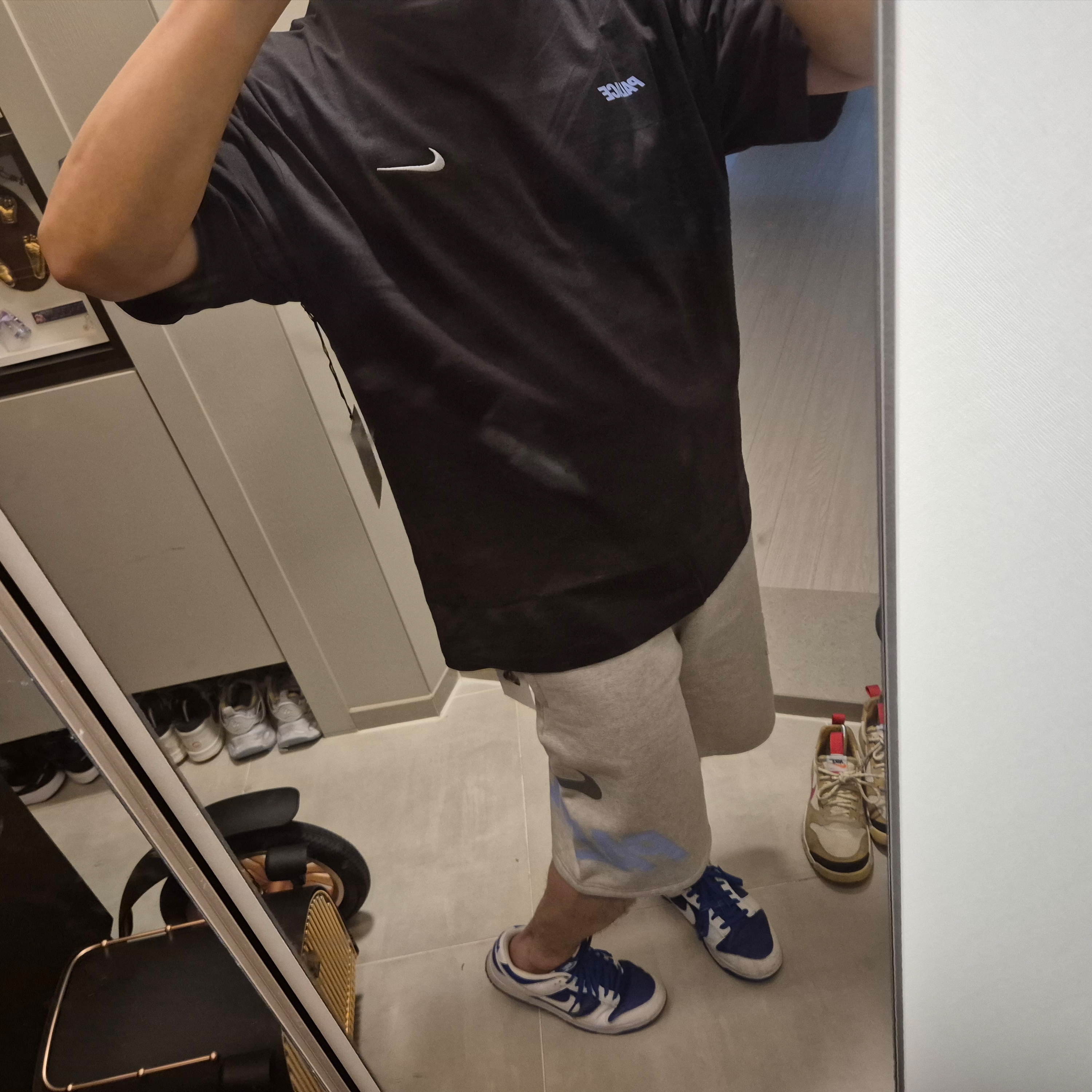 Palace x Nike Font Swoosh T-Shirt Black - 26SS, Palace x Nike Sweat Short Grey Marl - 26SS 착용 스타일 - 1