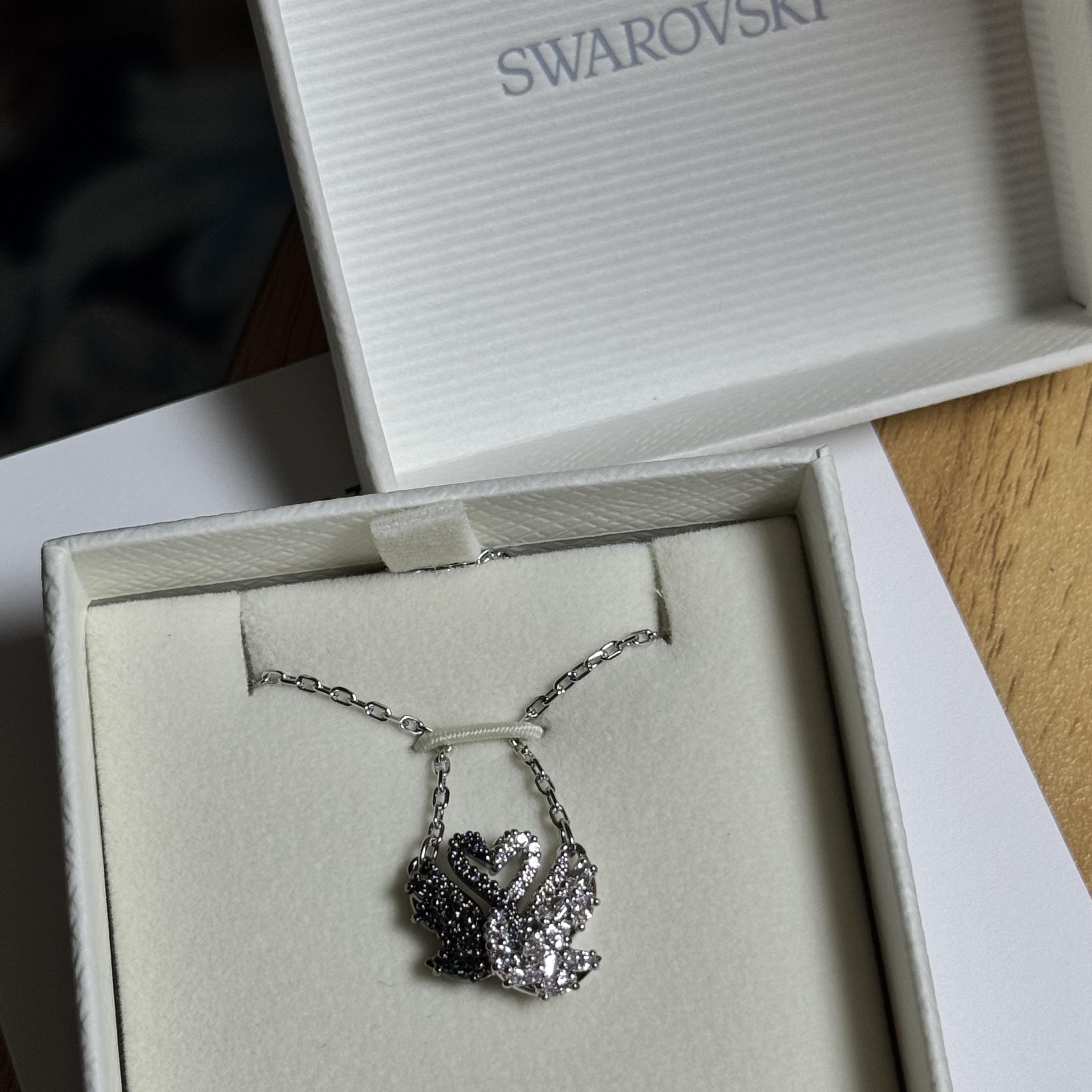 (W) Swarovski Swan Pendant Swan Black Mixed Metal Finish 착용 스타일