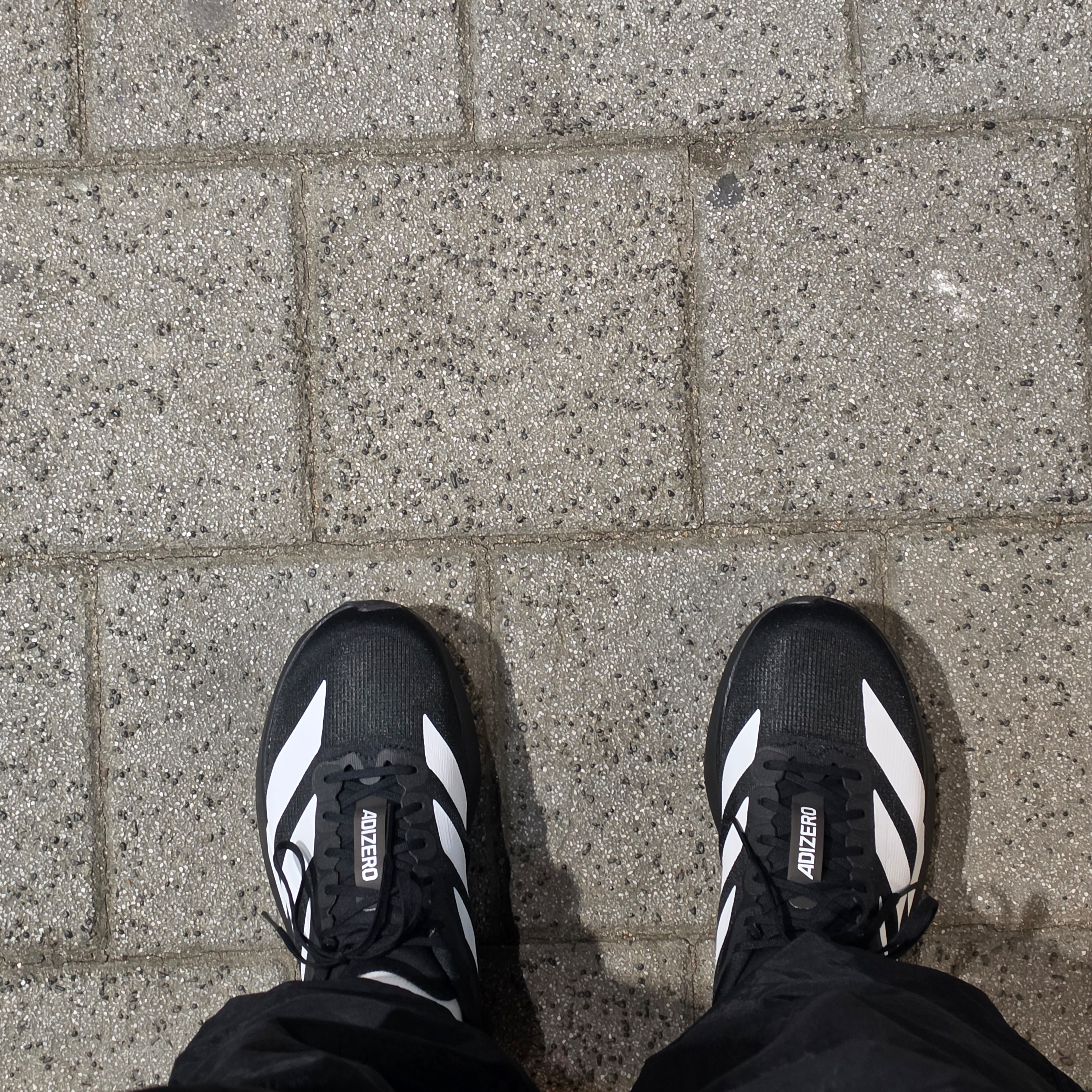 Adidas Adizero EVO SL Core Black Cloud White 착용 스타일