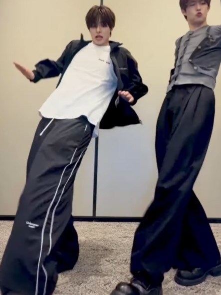 Undermycar Mu.126 Original Logo Piping Line Nylon Pants Black 착용 스타일 - 1