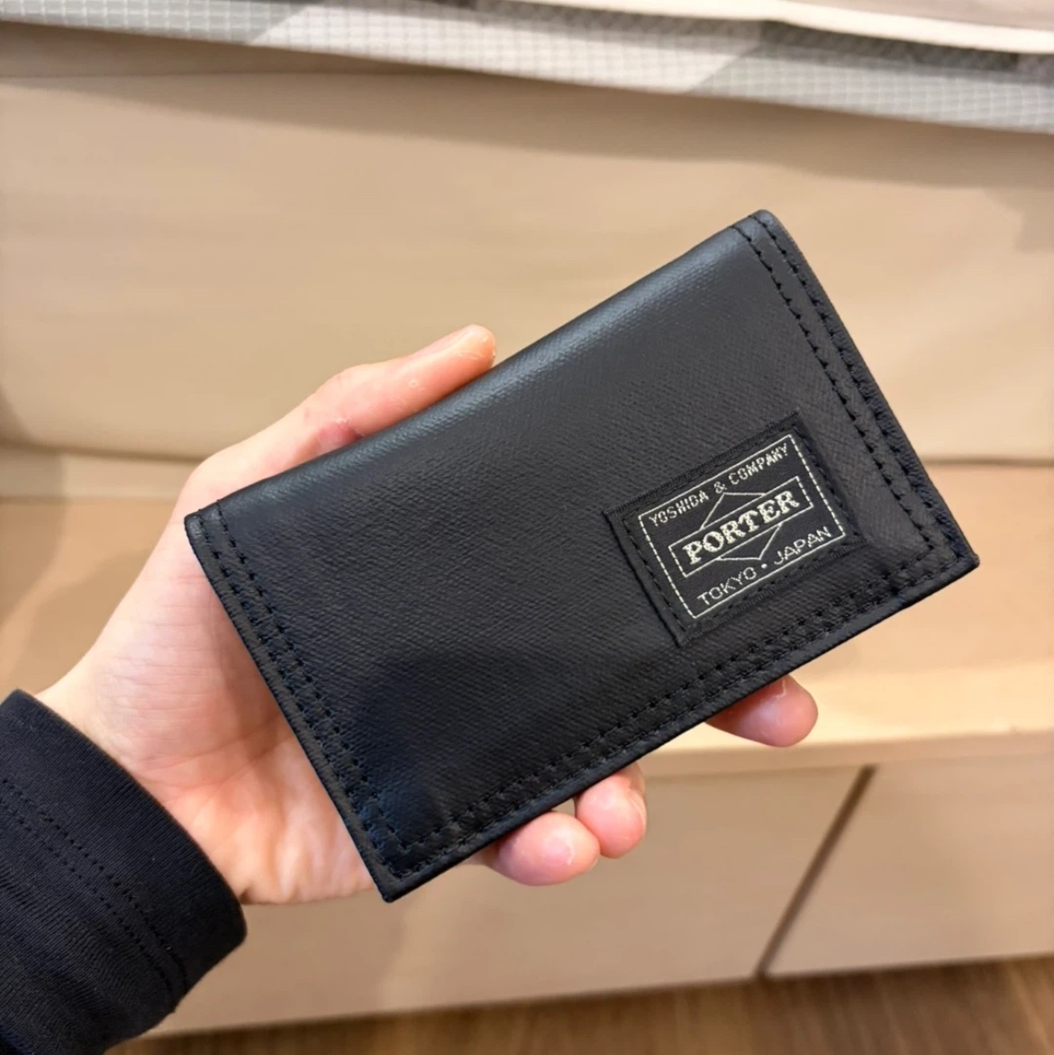 Porter Calm Card Case Black 착용 스타일