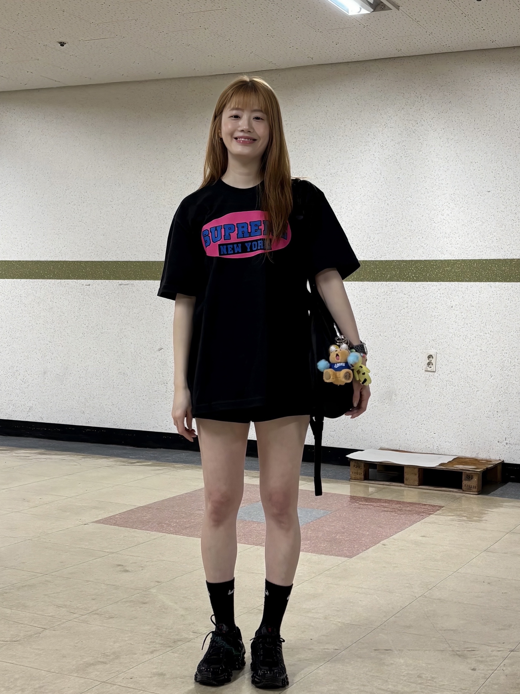 Supreme New York T-Shirt Black - 23SS, (W) Nike Shox TL Black and Max Orange 착용 스타일 - 1