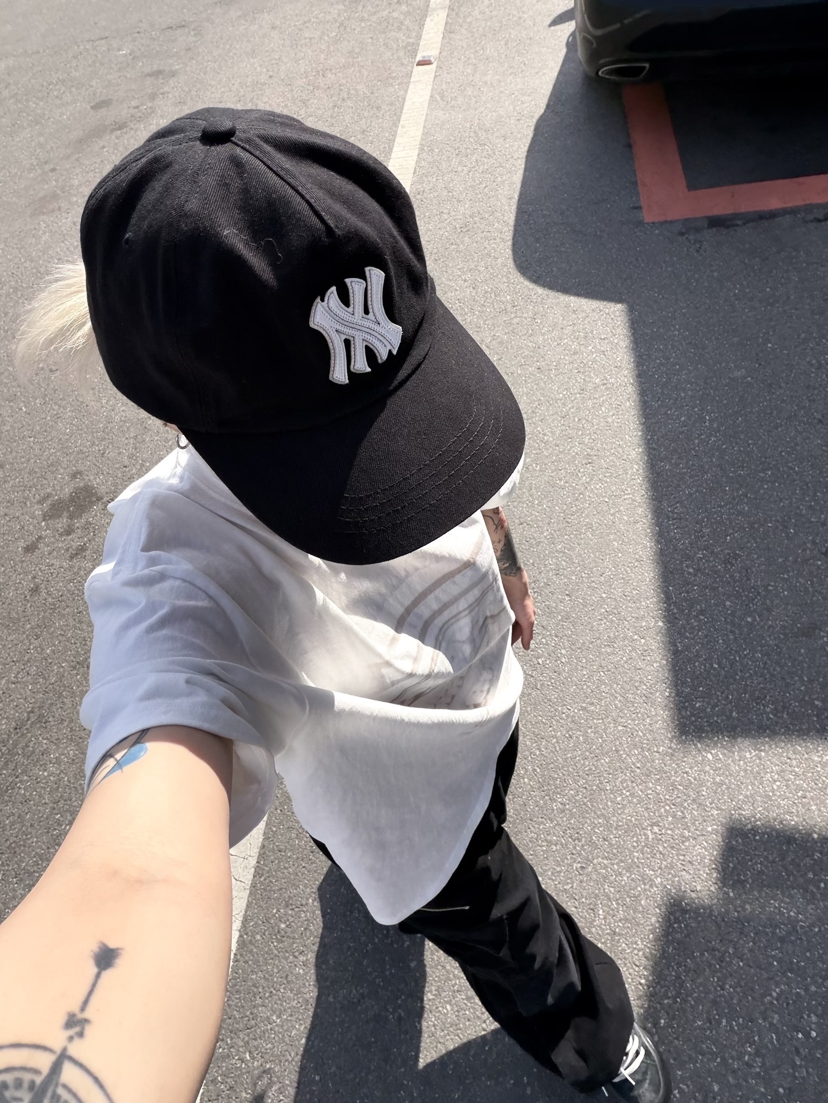 Farfromwhat Far Patch Logo Cap Black, Farfromwhat Far Front Multi Logo T-Shirts White 착용 스타일 - 3