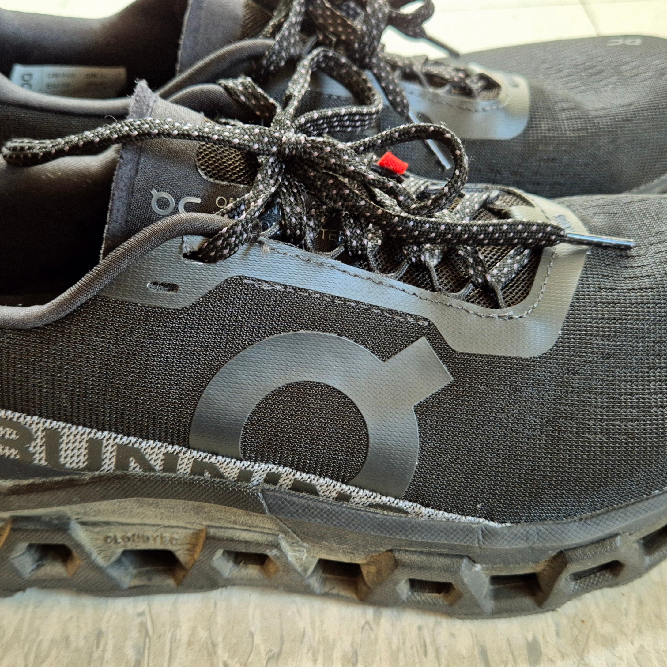 On Running Cloudmonster 1 Black 착용 스타일 - 1