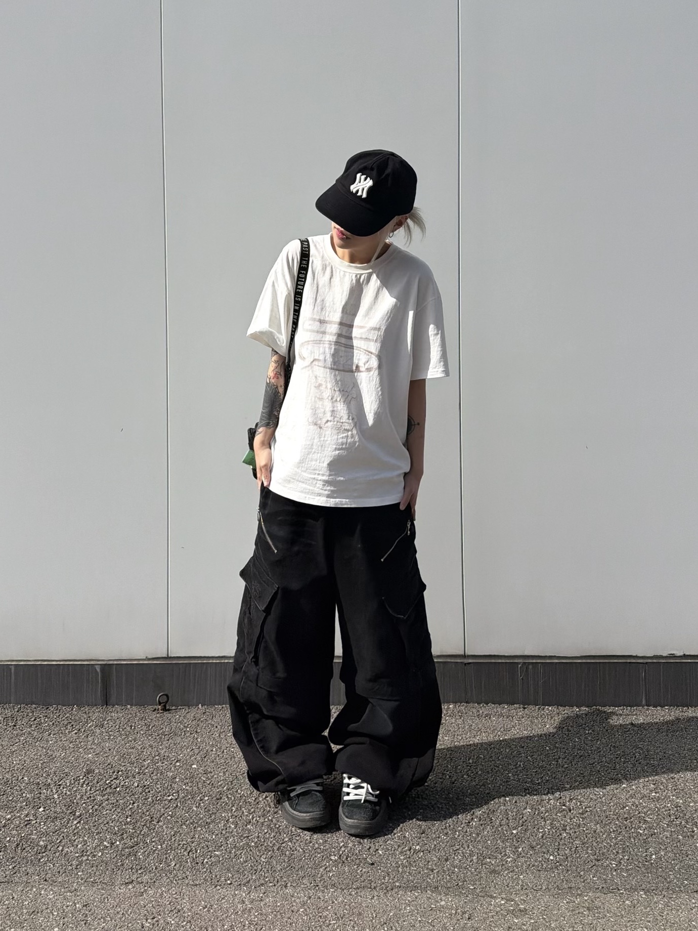Farfromwhat Far Patch Logo Cap Black, Farfromwhat Far Front Multi Logo T-Shirts White 착용 스타일 - 2